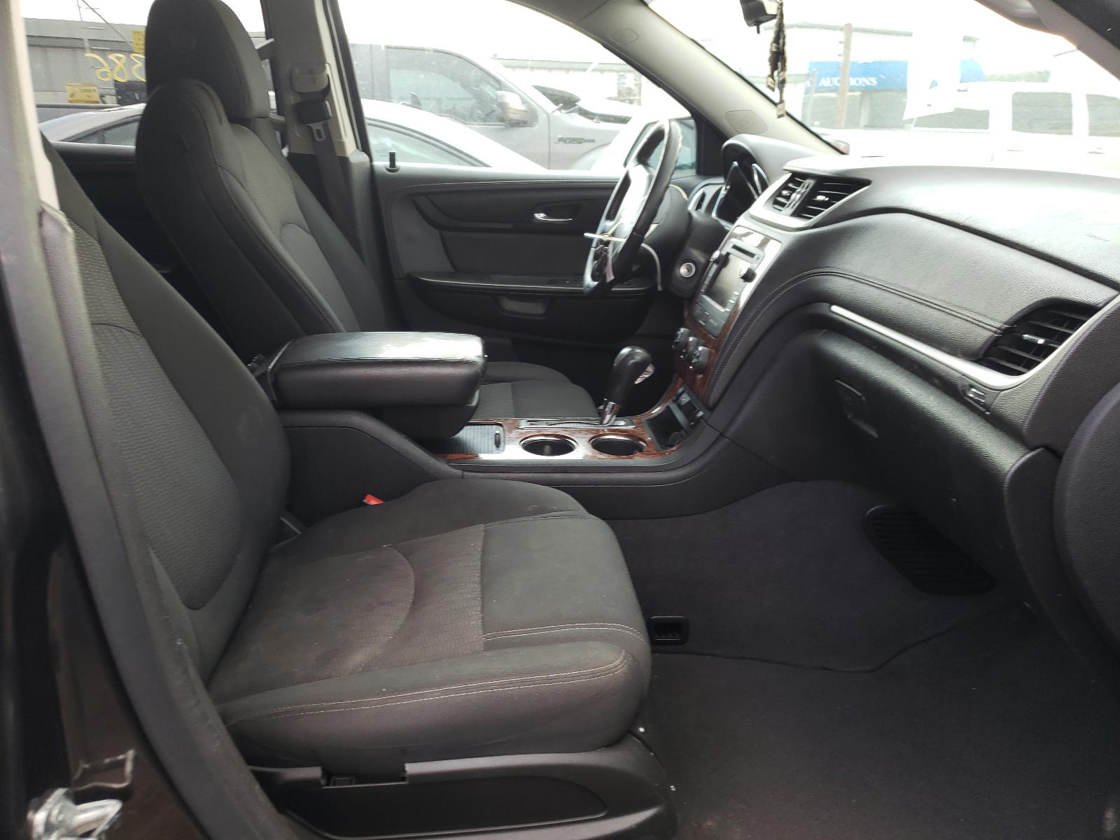 Photo 5 from auction – 2014 CHEVROLET TRAVERSE L with VIN 1GNKRGKD7EJ139901