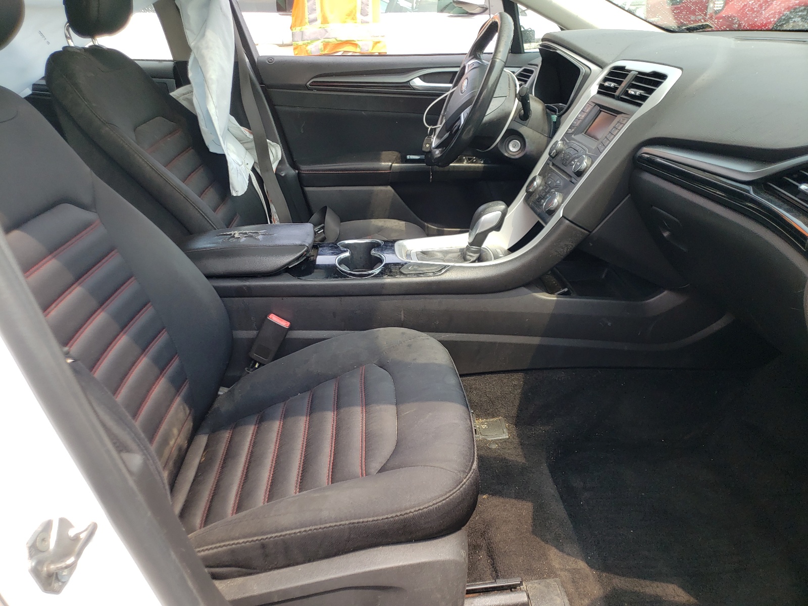 Photo 5 from auction – 2014 FORD FUSION SE with VIN 3FA6P0LU2ER396465