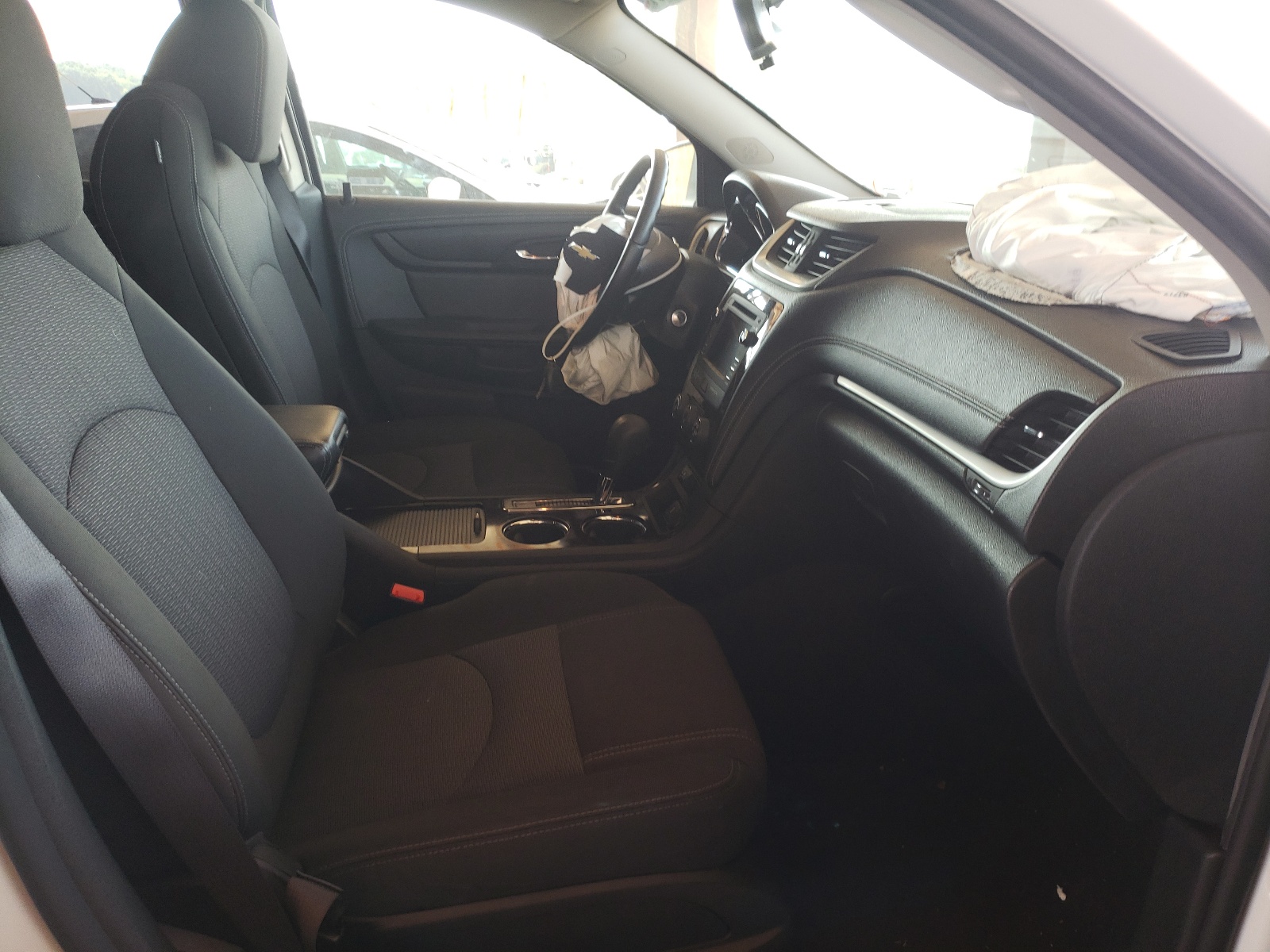 Photo 5 from auction – 2017 CHEVROLET TRAVERSE L with VIN 1GNKRGKD8HJ228817