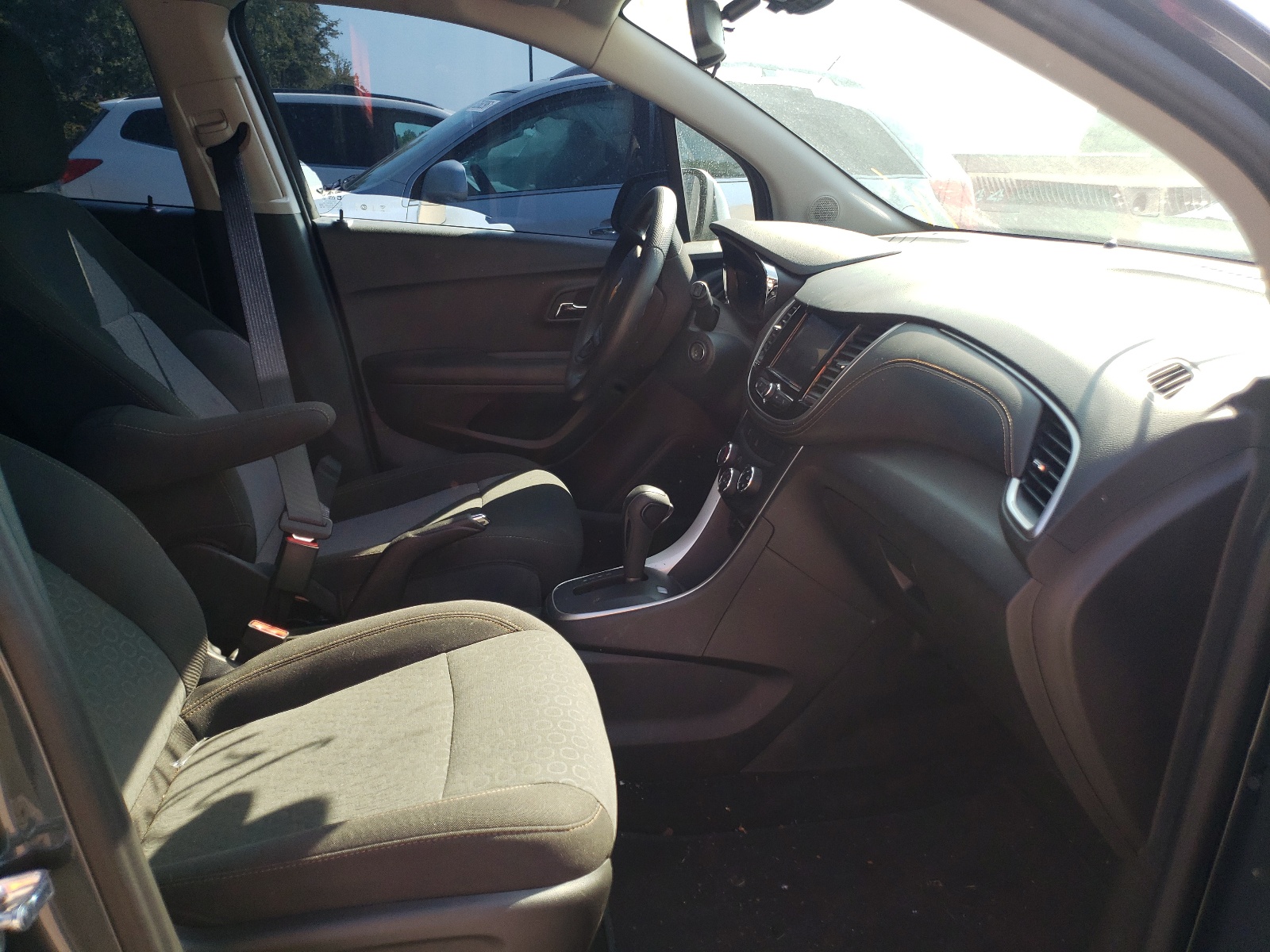 Photo 5 from auction – 2021 CHEVROLET TRAX LS with VIN KL7CJKSB1MB315837