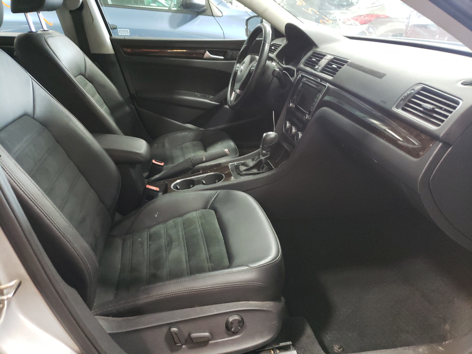 Photo 5 from auction – 2015 VOLKSWAGEN PASSAT SEL with VIN 1VWCV7A36FC074902