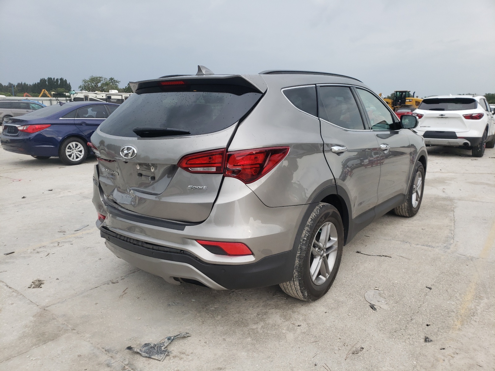 Photo 4 from auction – 2017 HYUNDAI SANTA FE S with VIN 5NMZU3LB6HH041657