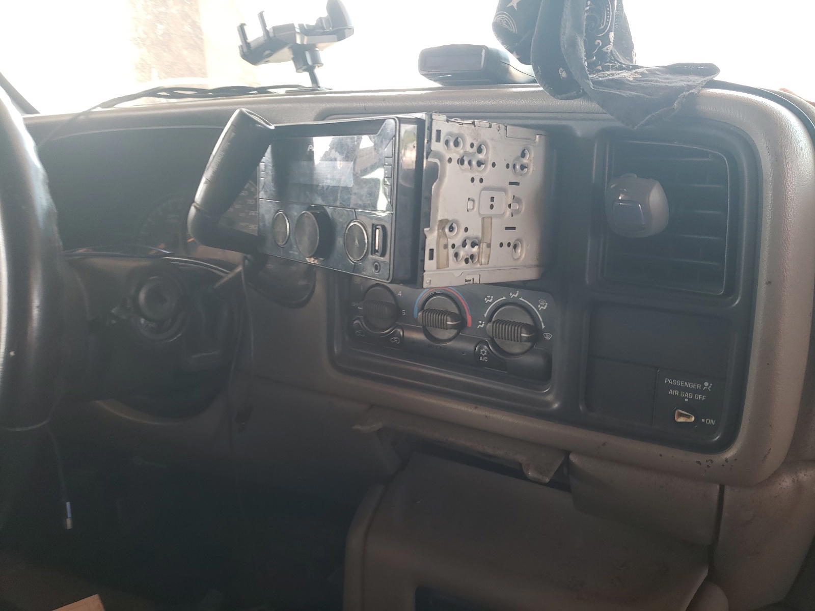 Photo 9 from auction – 1999 CHEVROLET SILVERADO with VIN 1GCEK19V4XE210862