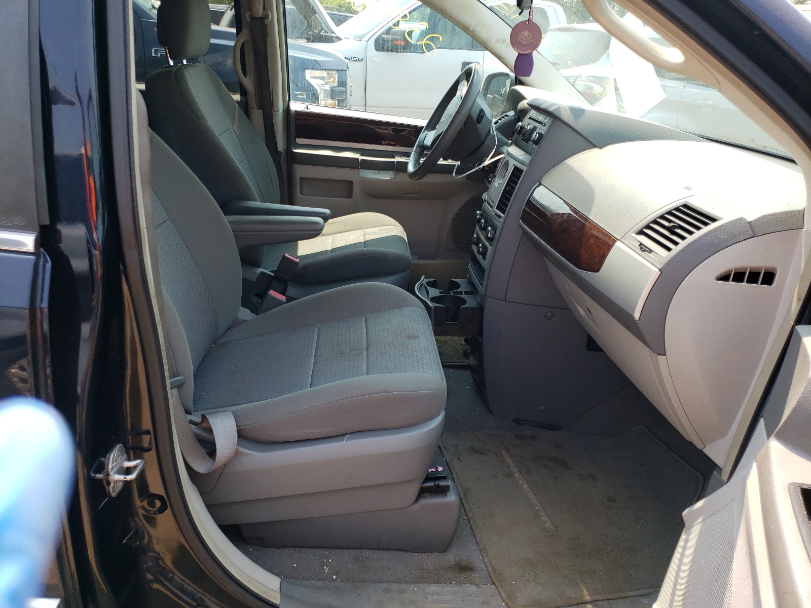 Photo 5 from auction – 2010 CHRYSLER TOWN & COU with VIN 2A4RR5D1XAR392032