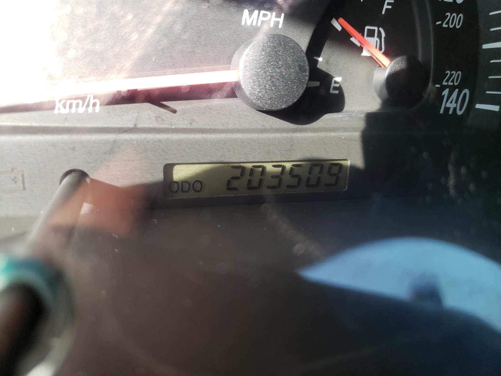 Photo 8 from auction – 2004 TOYOTA CAMRY LE with VIN JTDBE30K940254731