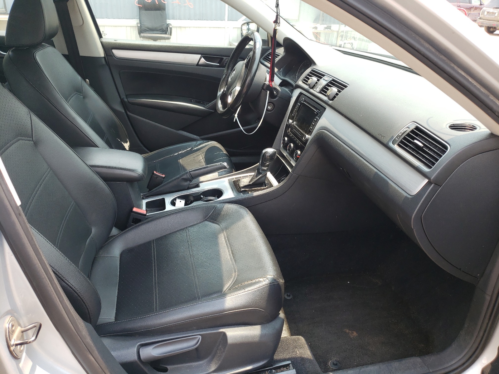 Photo 5 from auction – 2013 VOLKSWAGEN PASSAT SE with VIN 1VWBP7A32DC043441