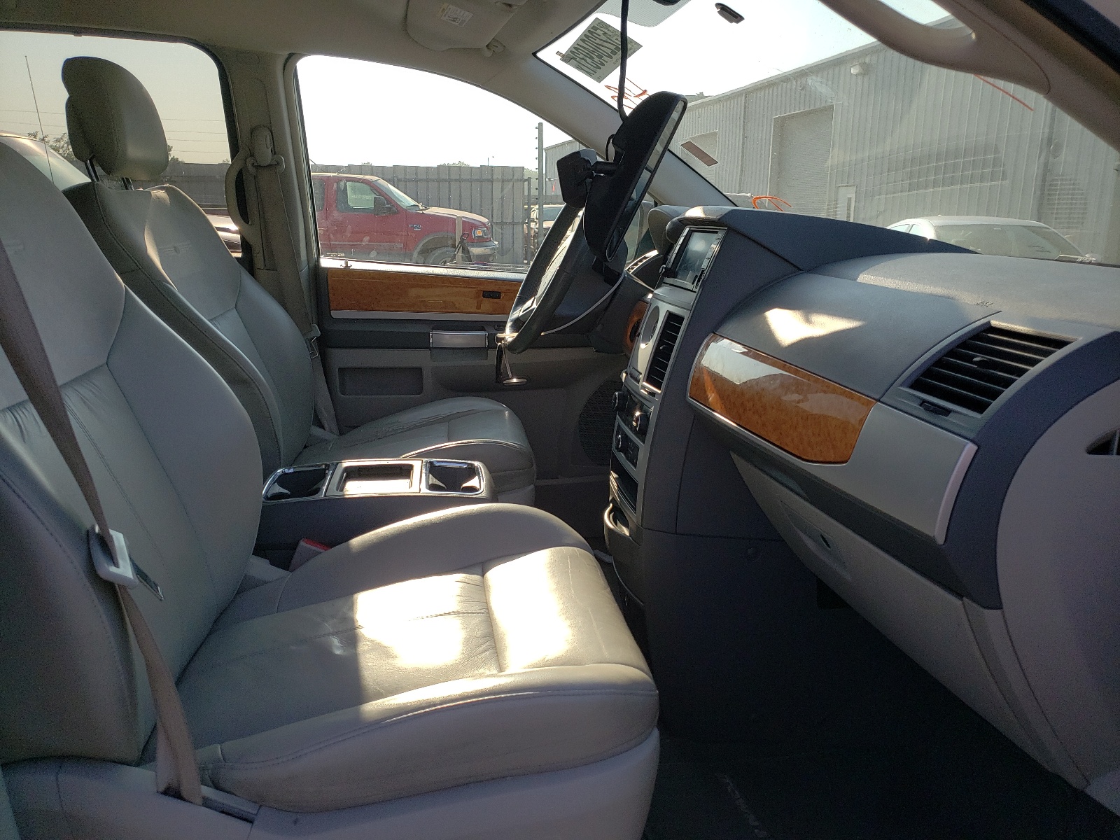 Photo 5 from auction – 2010 CHRYSLER TOWN & COU with VIN 2A4RR7DX8AR428297