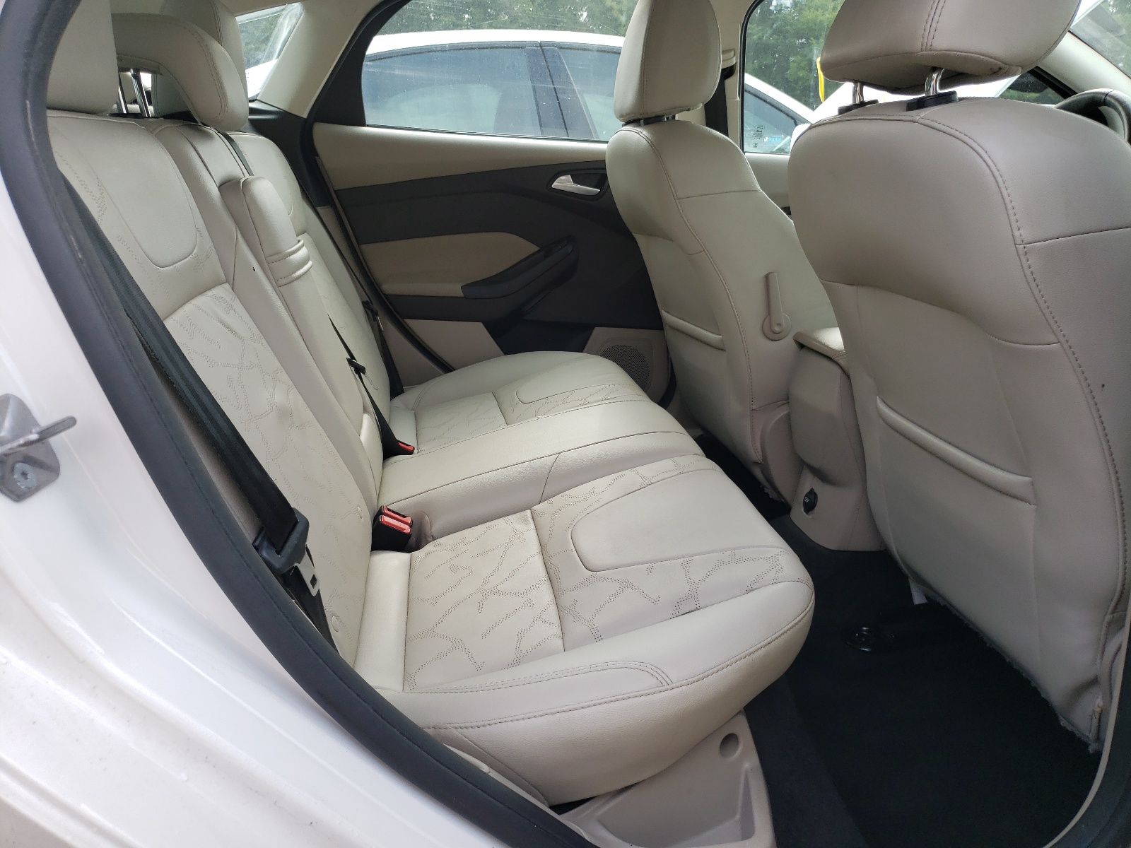 صورة رقم 6 من المزاد - 2014 FORD FOCUS BEV مع VIN 1FADP3R4XEL353300