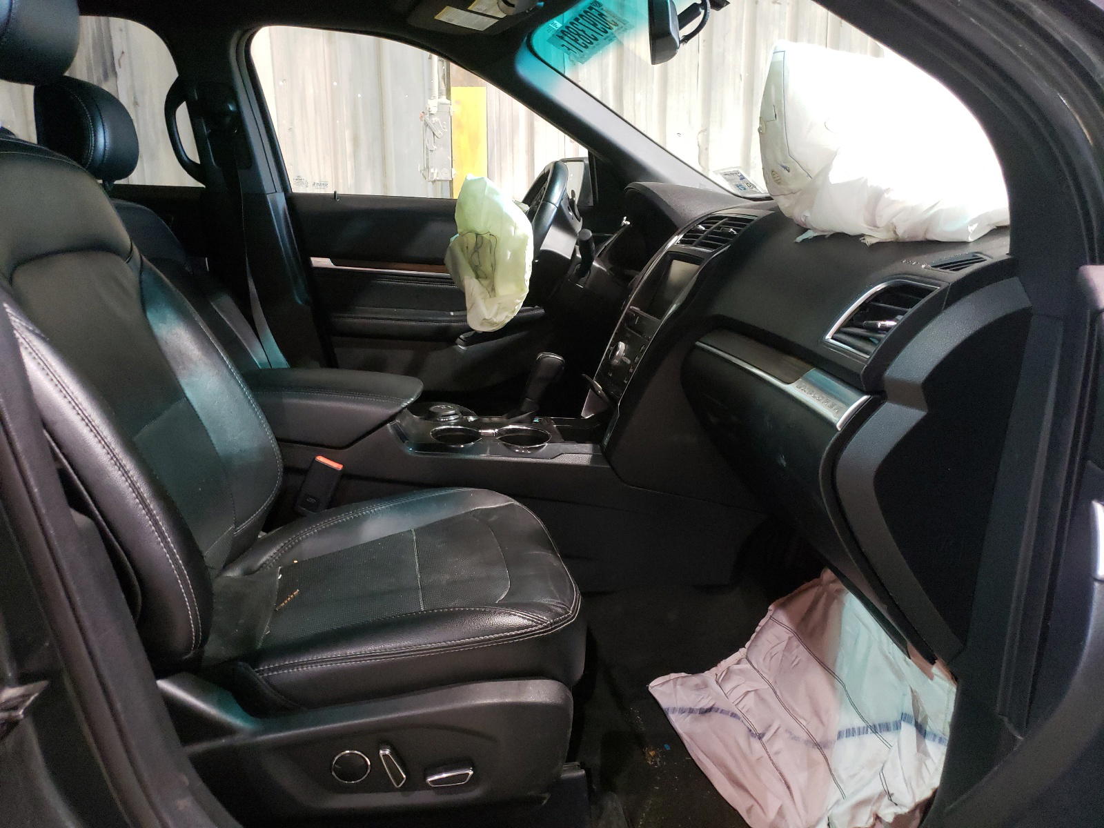 Photo 5 from auction – 2016 FORD EXPLORER L with VIN 1FM5K8F88GGC23637
