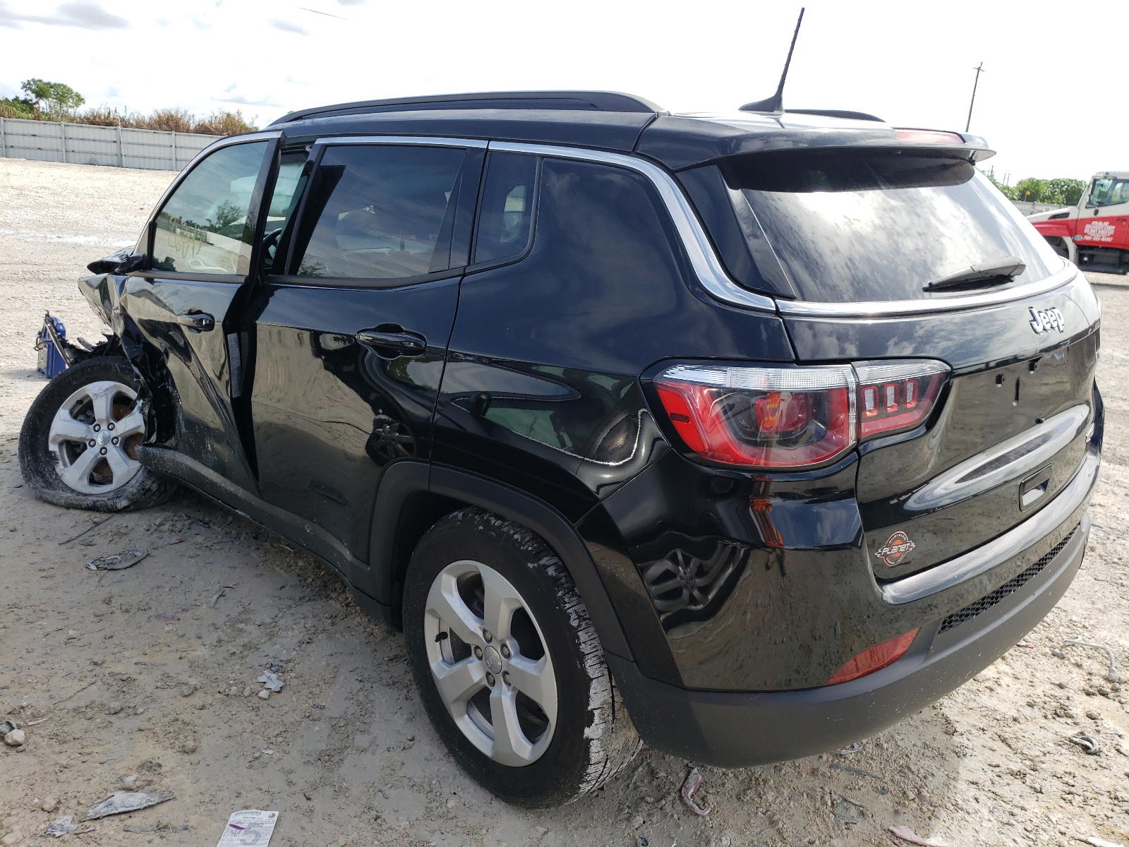 Photo 3 from auction – 2019 JEEP COMPASS LA with VIN 3C4NJCBB4KT851226