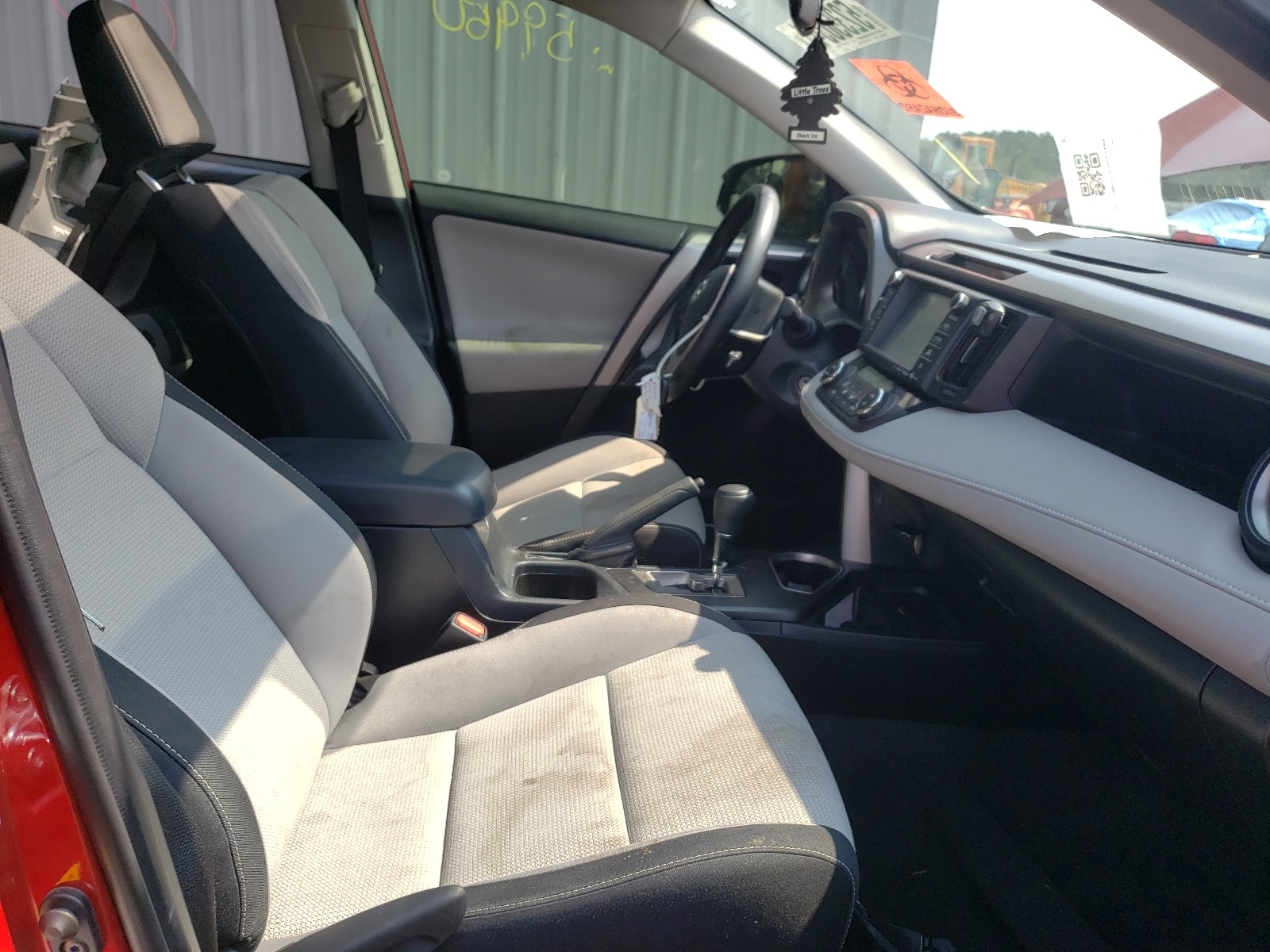 Photo 5 from auction – 2016 TOYOTA RAV4 XLE with VIN JTMWFREV4GJ075838