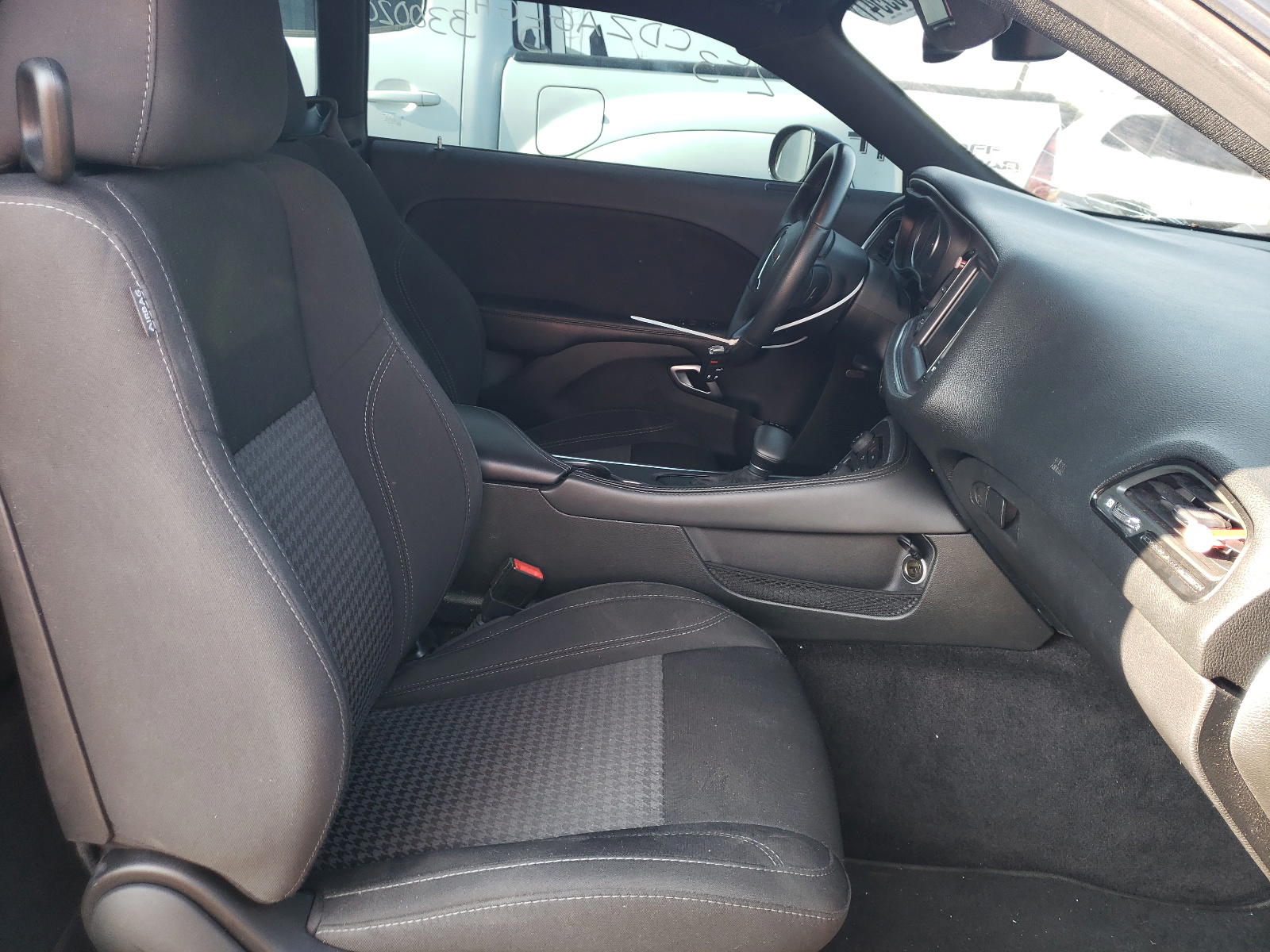 Photo 5 from auction – 2016 DODGE CHALLENGER with VIN 2C3CDZAG5GH330020