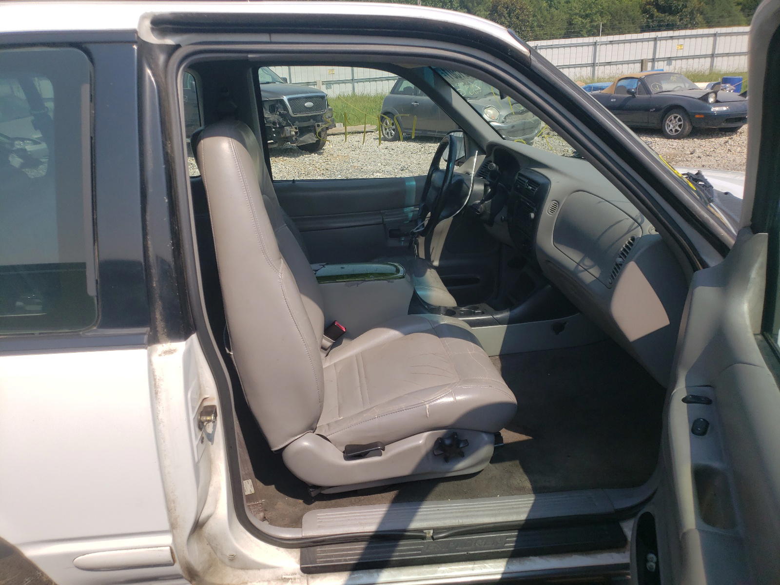 Photo 5 from auction – 2000 FORD EXPLORER S with VIN 1FMYU60X2YUA71031