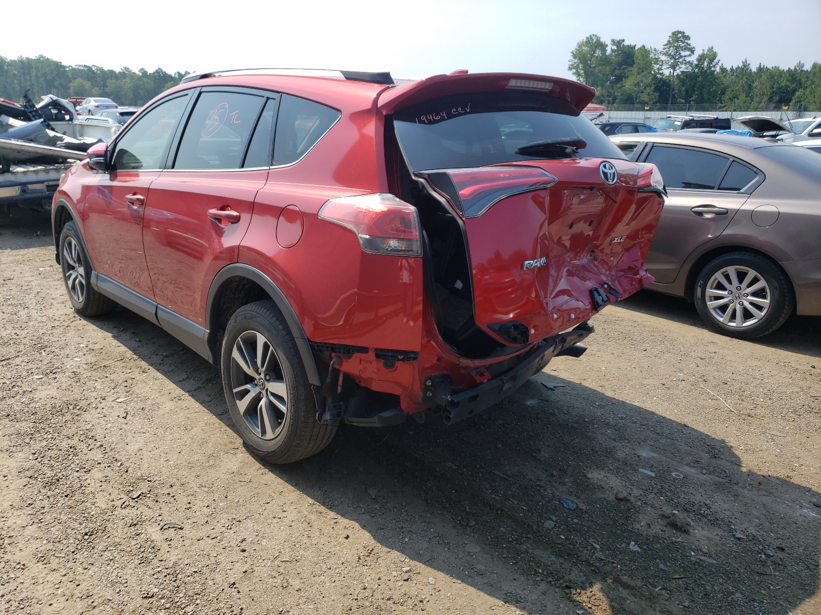 Photo 3 from auction – 2016 TOYOTA RAV4 XLE with VIN JTMWFREV4GJ075838