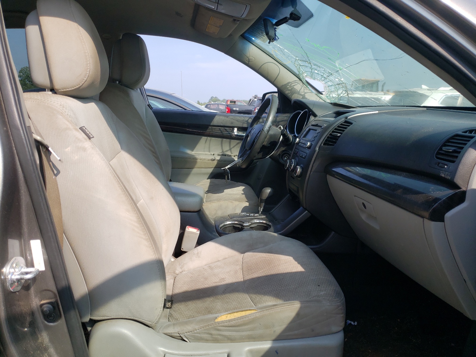Photo 5 from auction – 2013 KIA SORENTO LX with VIN 5XYKT3A11DG334272