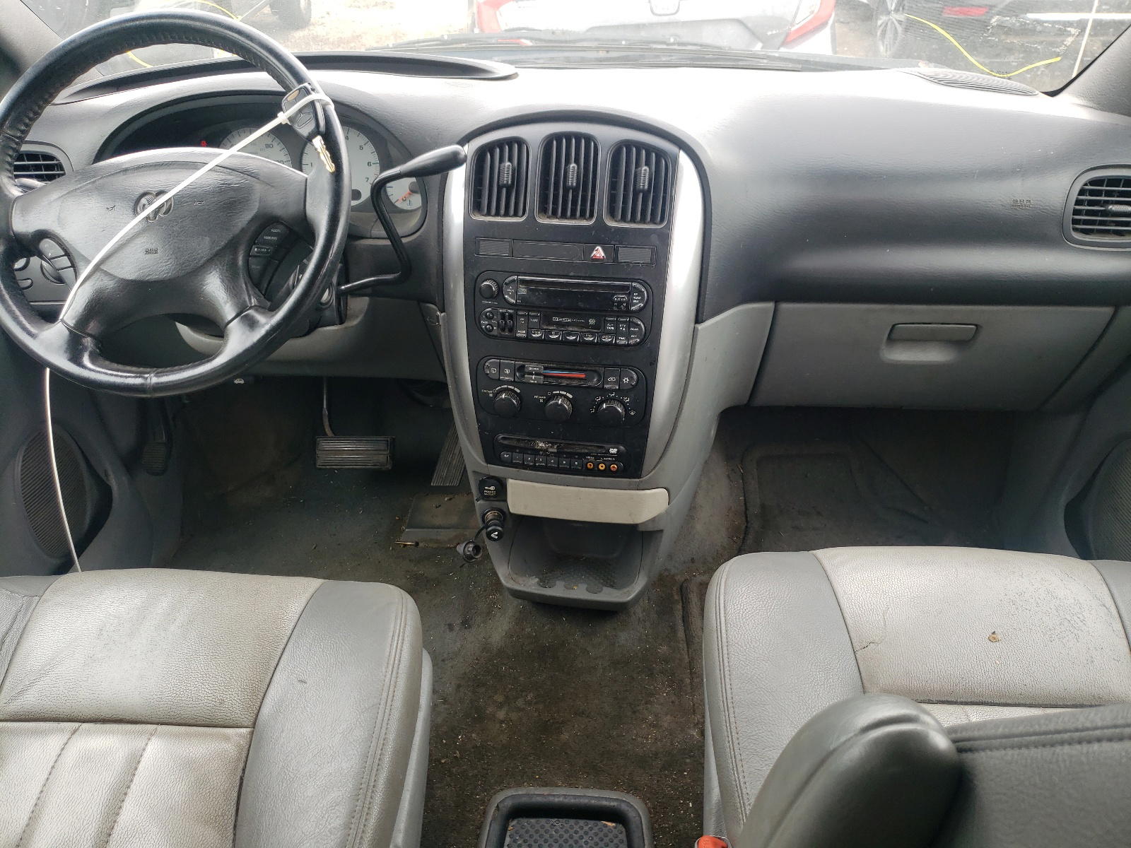 Photo 9 from auction – 2004 DODGE GRAND CARA with VIN 2D4GP44L44R533621