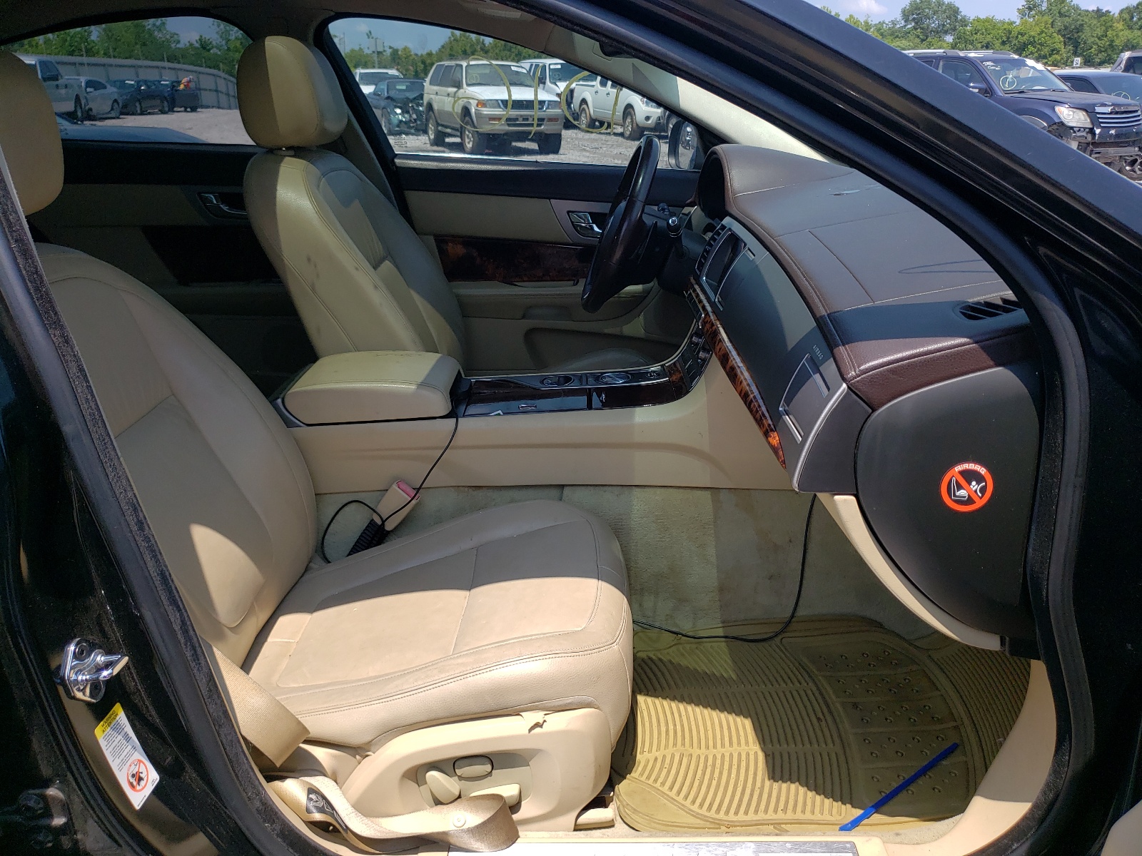 Photo 5 from auction – 2009 JAGUAR XF LUXURY with VIN SAJWA05B89HR03496