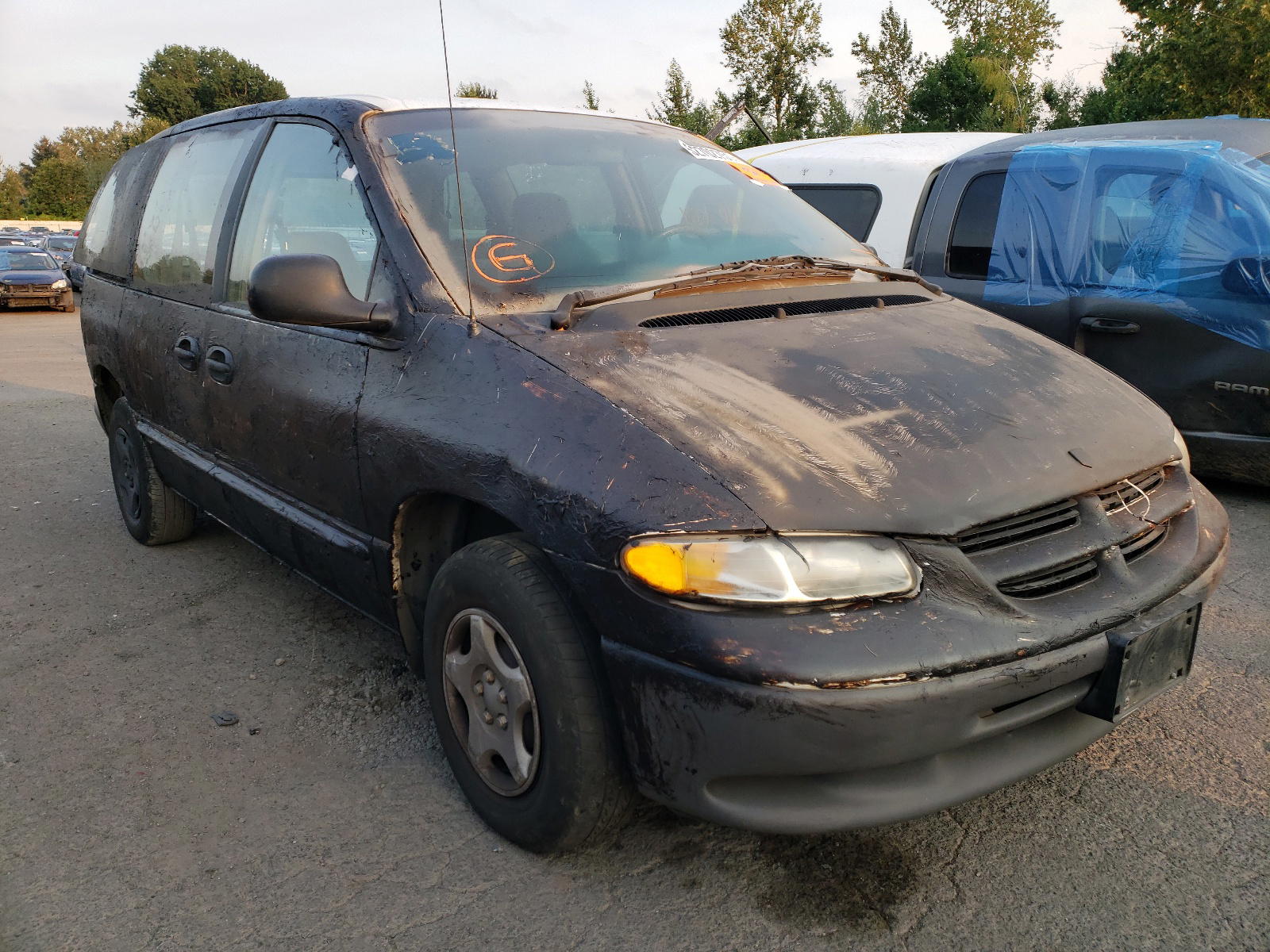 DODGE CARAVAN 2000 with VIN 2B4GP2532YR501544 - Photo from auction