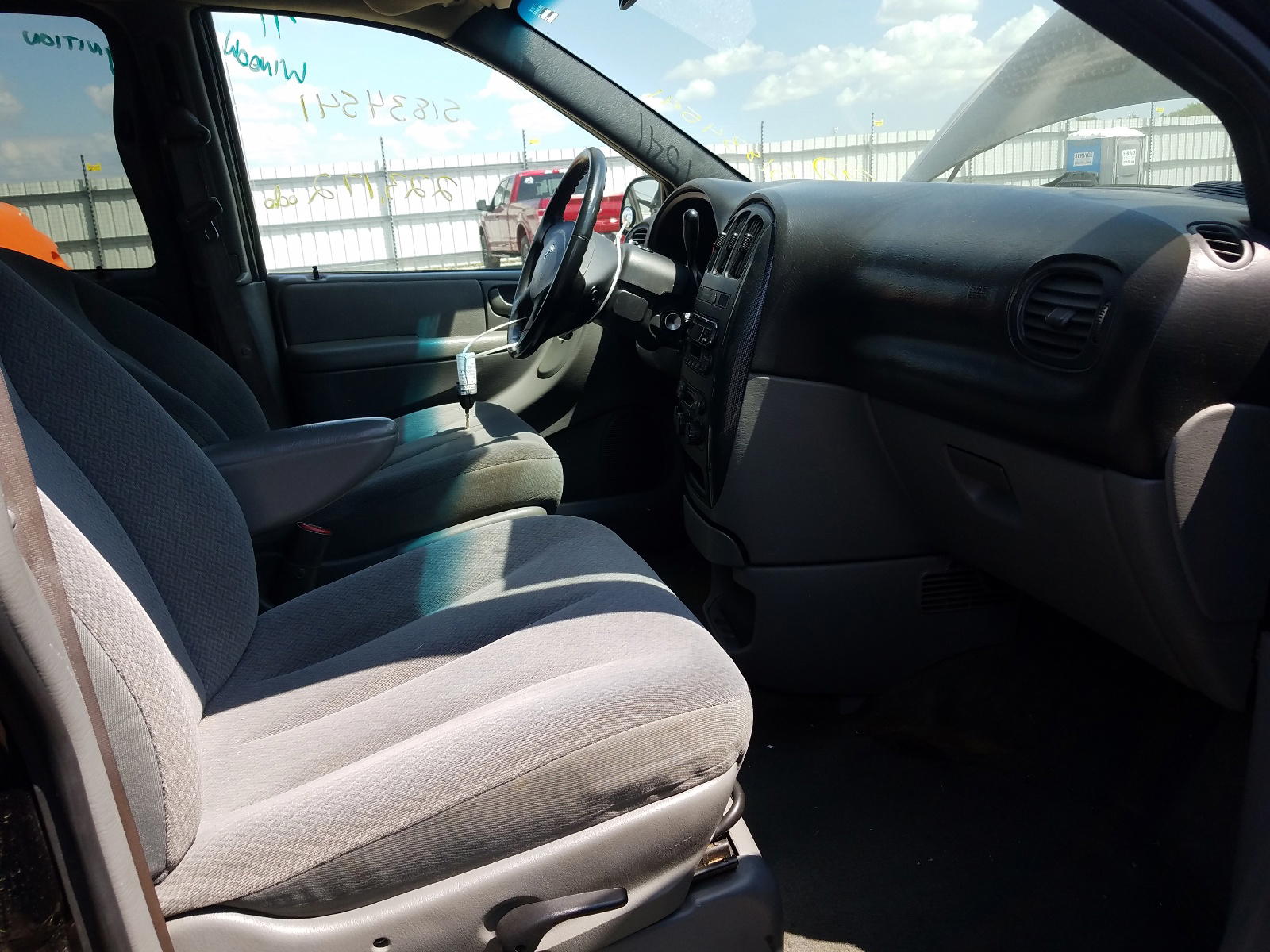 Photo 5 from auction – 2005 DODGE GRAND CARA with VIN 2D4GP44L65R112209
