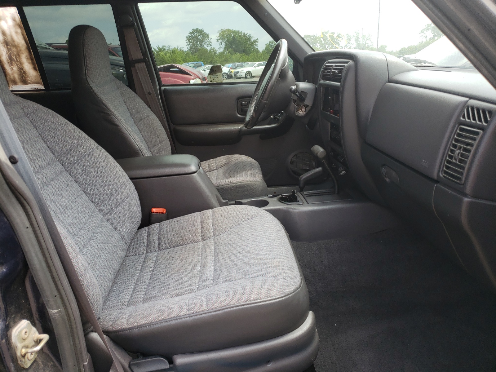 Photo 5 from auction – 1999 JEEP CHEROKEE S with VIN 1J4FF68S3XL505230