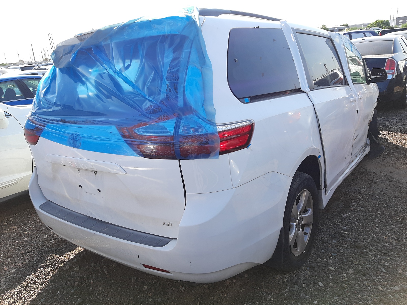 Photo 4 from auction – 2018 TOYOTA SIENNA LE with VIN 5TDKZ3DC9JS964356