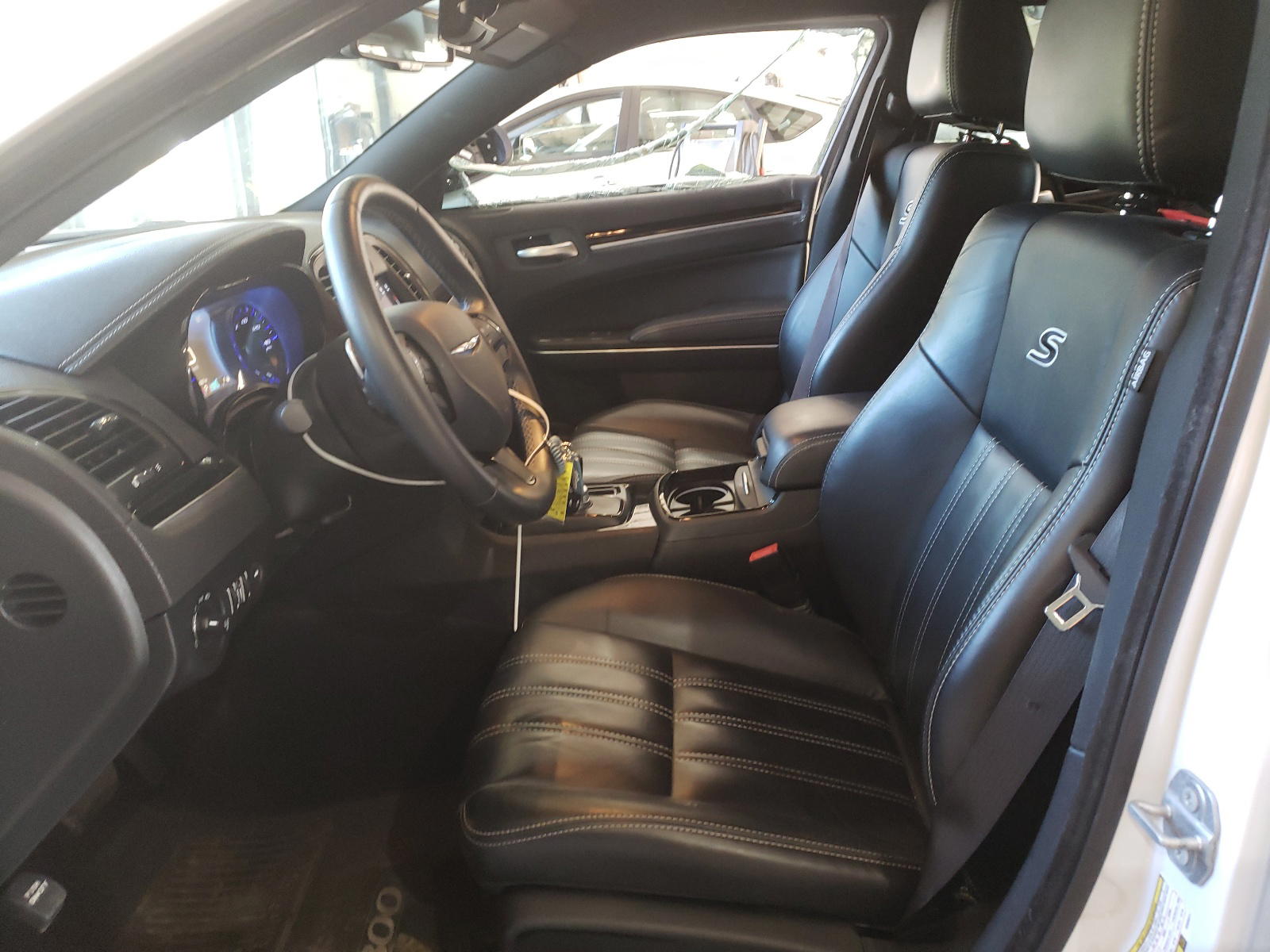 Photo 5 from auction – 2017 CHRYSLER 300 S with VIN 2C3CCAGG9HH604011