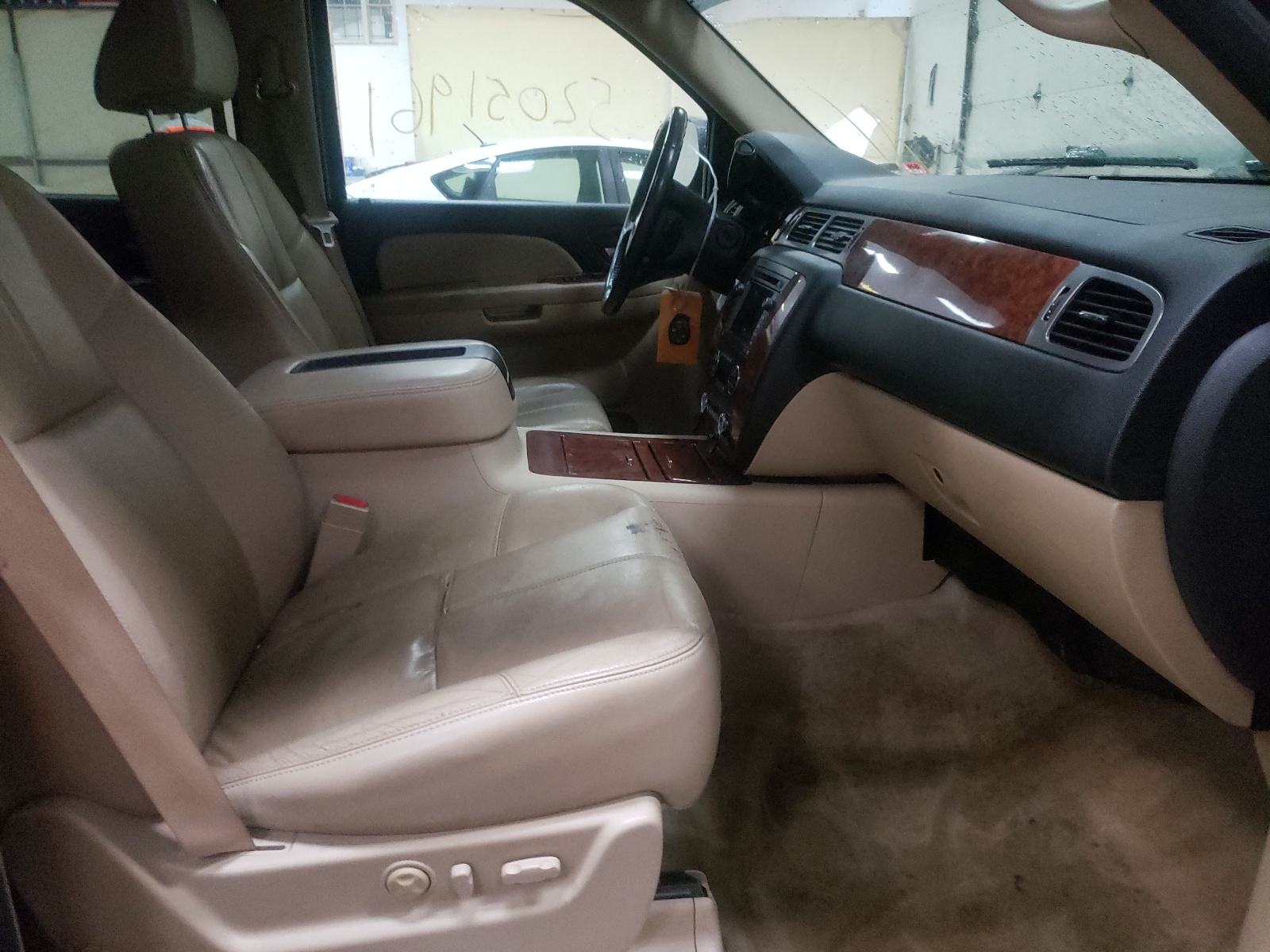 Photo 5 from auction – 2008 CHEVROLET SUBURBAN K with VIN 1GNFK16348J211789