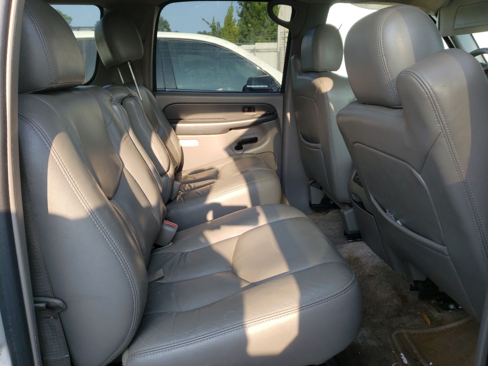 Photo 6 from auction – 2003 CHEVROLET SUBURBAN C with VIN 3GNEC16Z93G239885