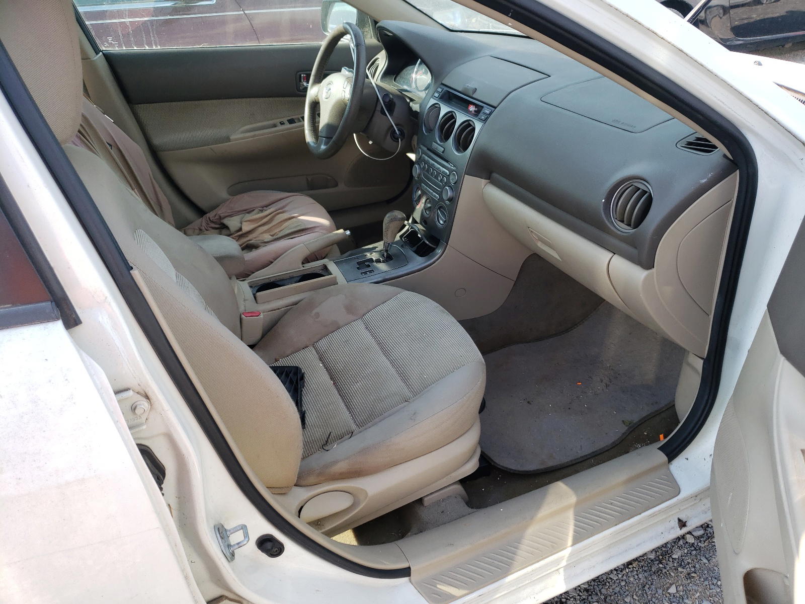 Photo 5 from auction – 2004 MAZDA 6 I with VIN 1YVFP80C245N43870