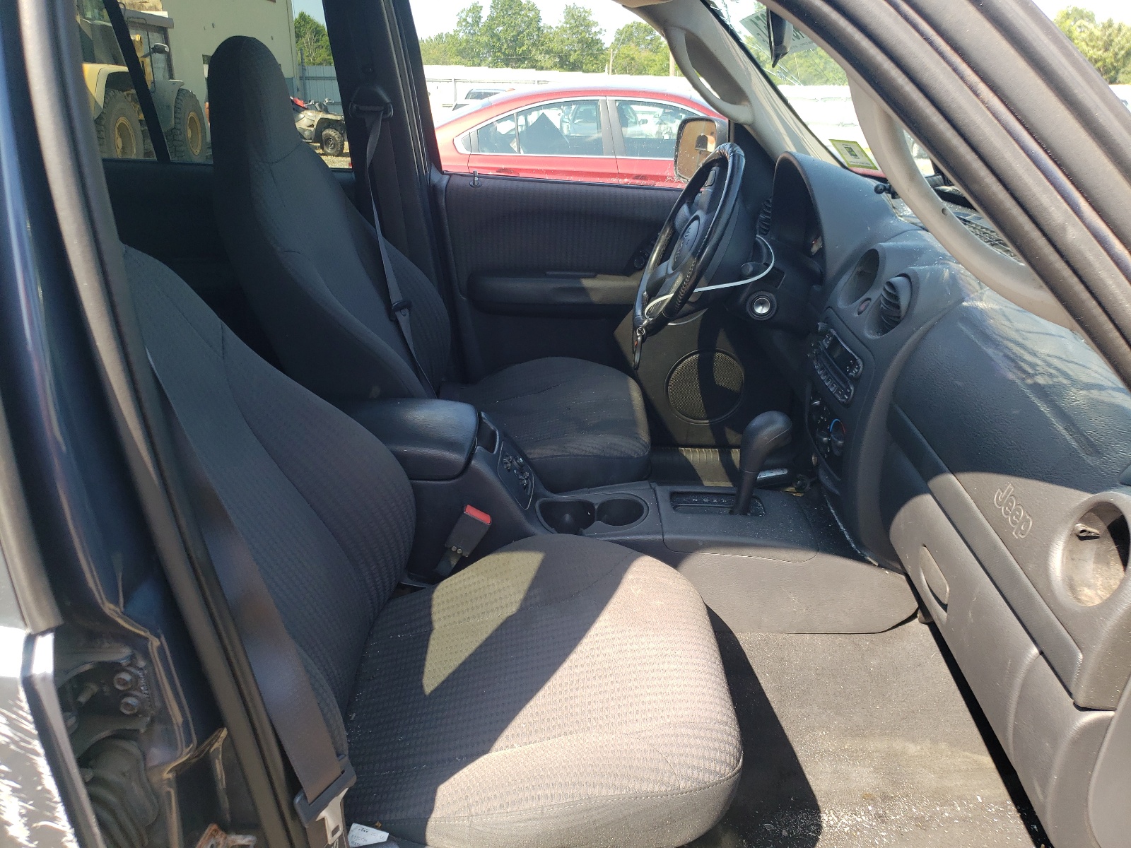 Photo 5 from auction – 2002 JEEP LIBERTY SP with VIN 1J4GL48K22W256637
