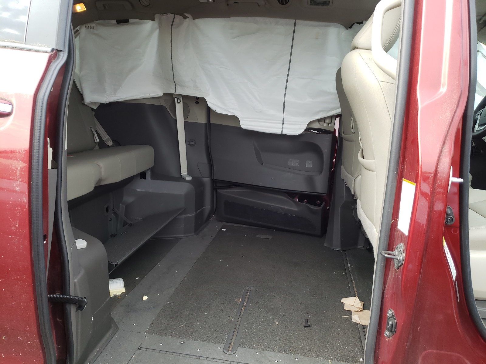 Photo 6 from auction – 2017 TOYOTA SIENNA XLE with VIN 5TDYZ3DC0HS842988