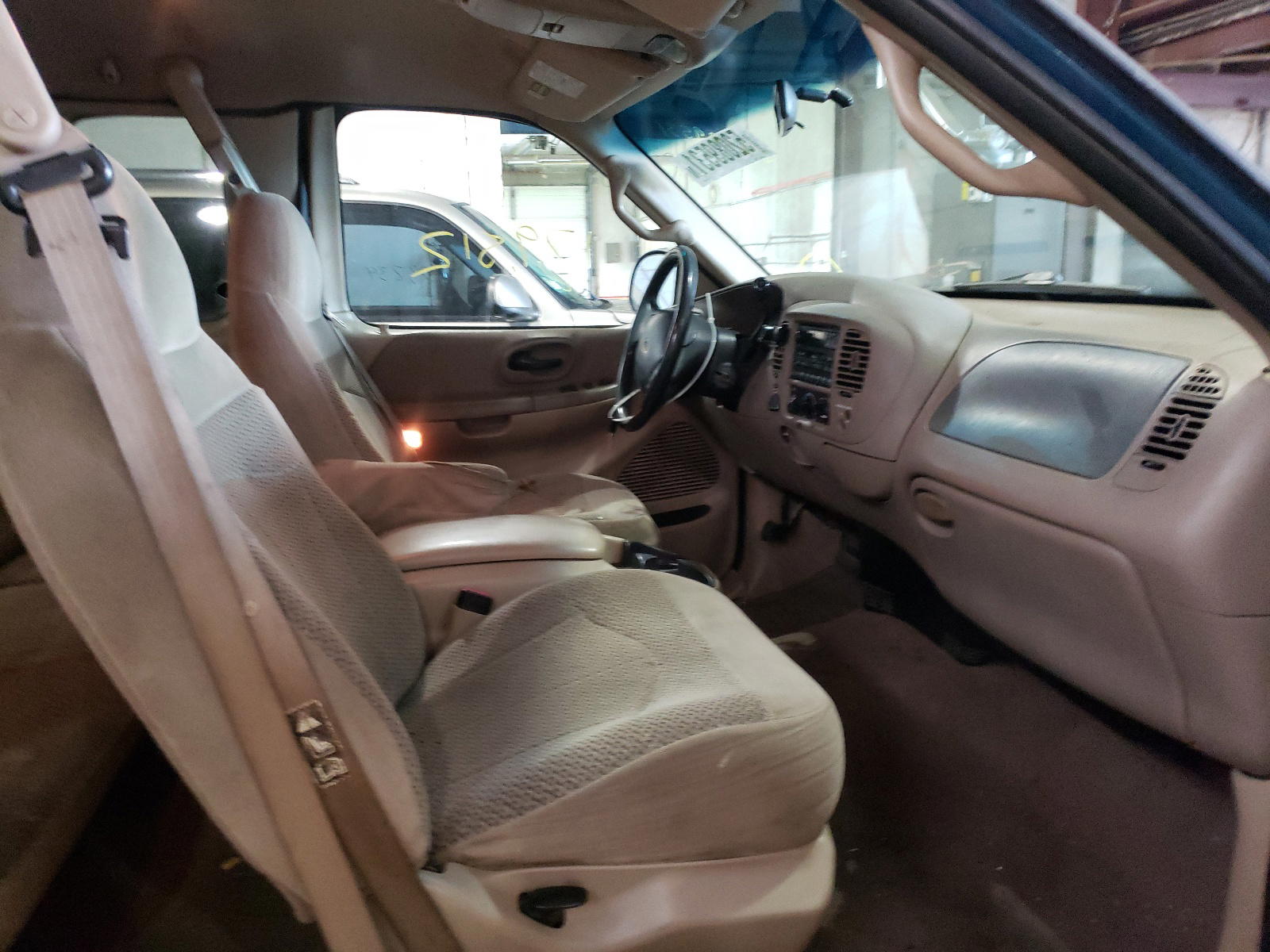 Photo 5 from auction – 2000 FORD F150 with VIN 1FTRX18LXYNA49065