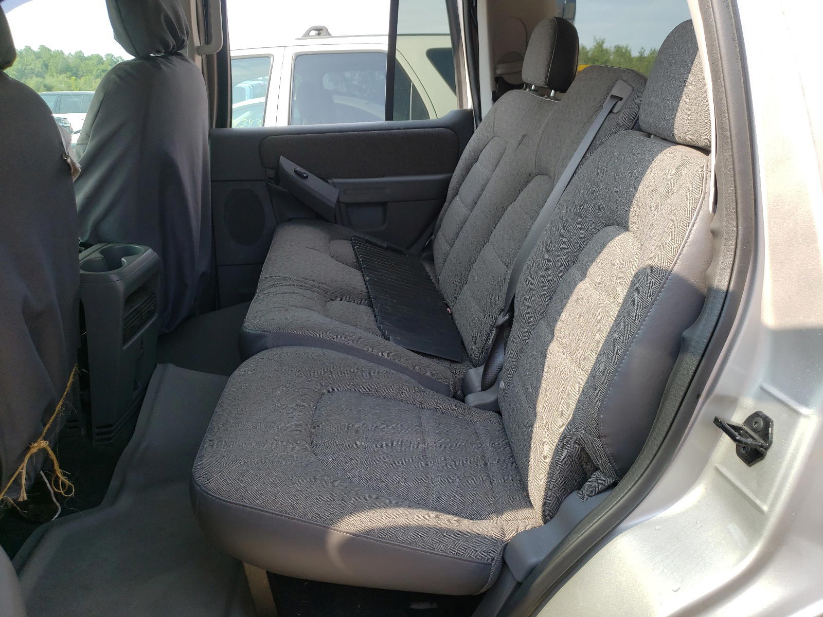 Photo 6 from auction – 2005 FORD EXPLORER X with VIN 1FMZU72K65UB03907
