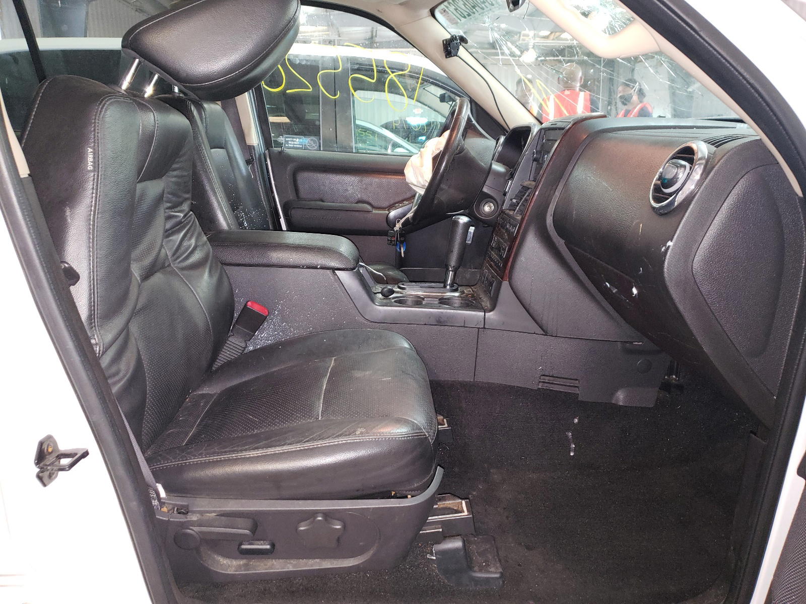 Photo 5 from auction – 2010 FORD EXPLORER L with VIN 1FMEU7FE8AUA01392