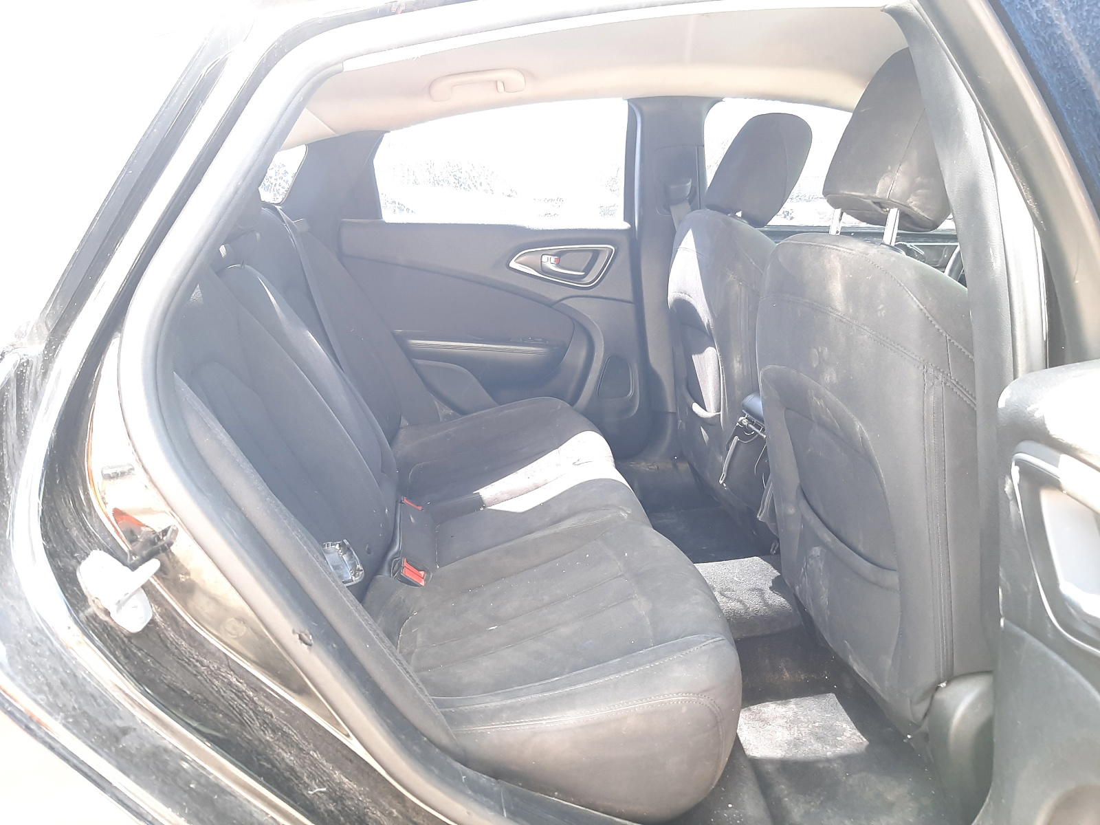 Photo 6 from auction – 2015 CHRYSLER 200 LIMITE with VIN 1C3CCCAB9FN584596