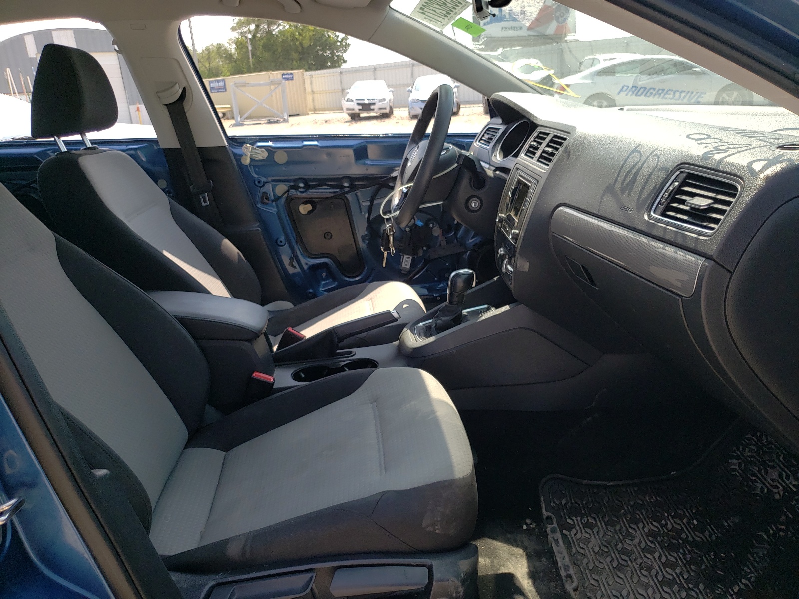 Photo 5 from auction – 2017 VOLKSWAGEN JETTA S with VIN 3VW2B7AJ0HM346414