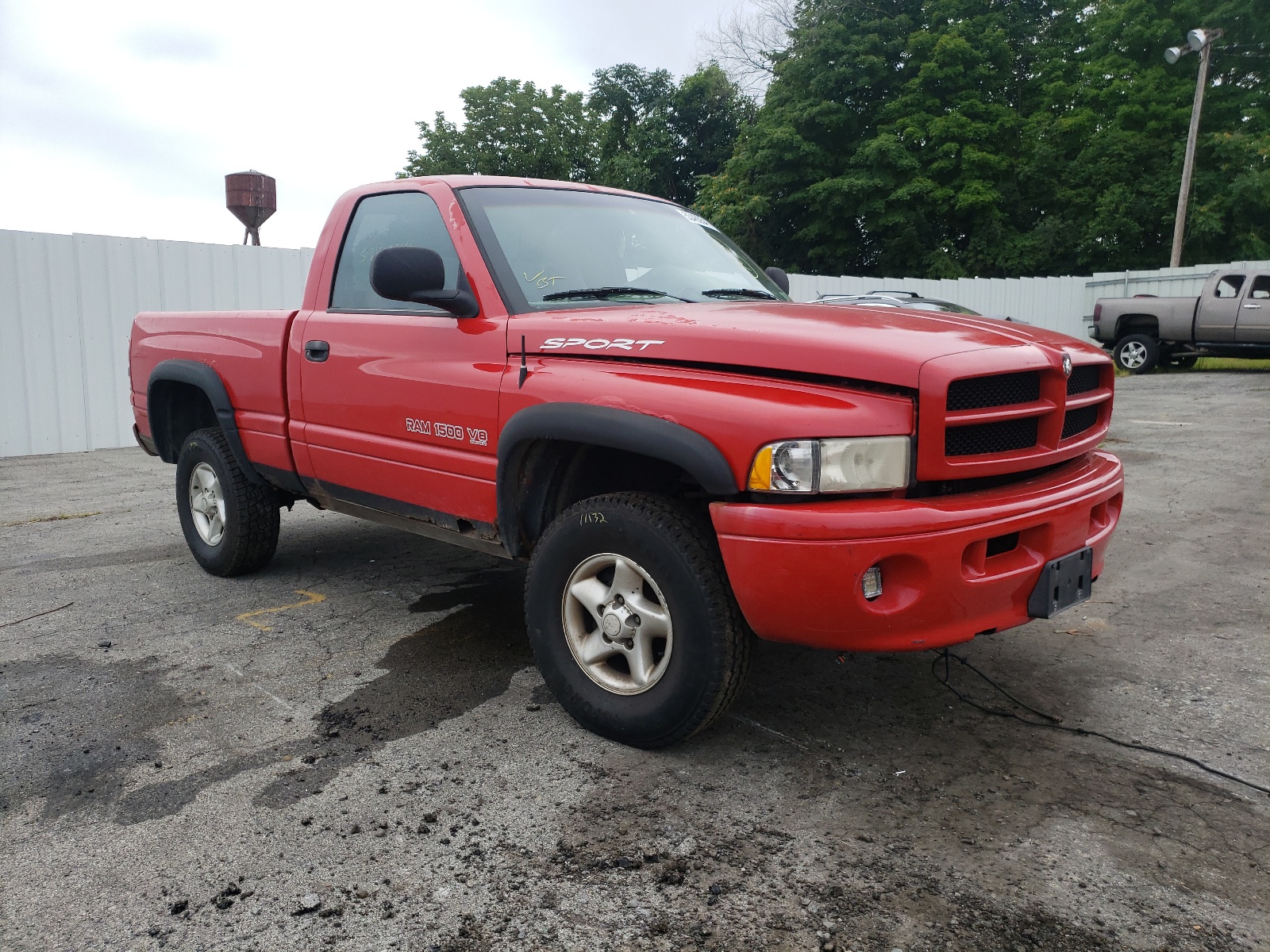 DODGE RAM 1500 2000 مع رقم تعريف المركبة 1B7HF16Z6YS566628 - صورة من المزاد