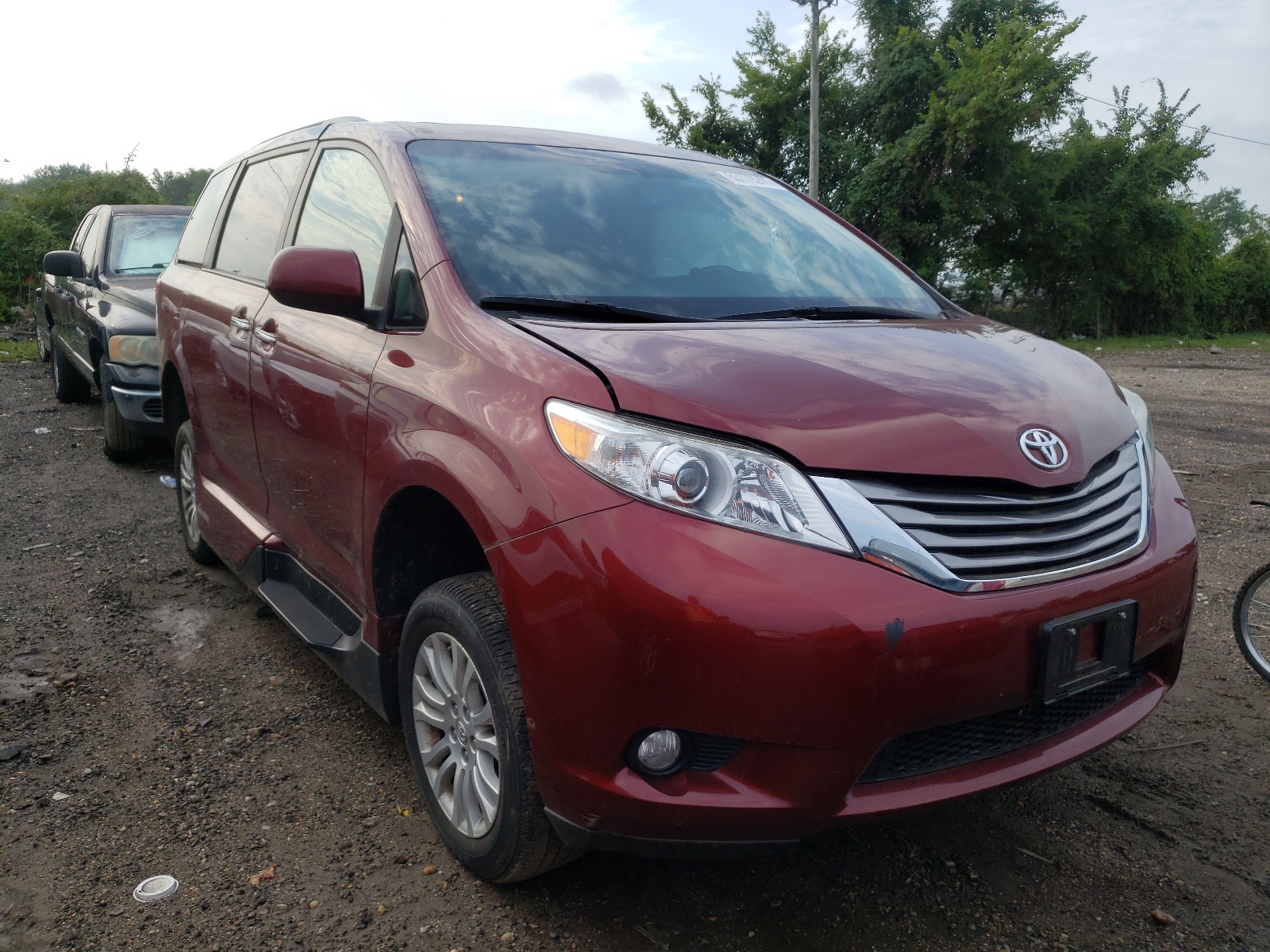 Photo 1 from auction – 2017 TOYOTA SIENNA XLE with VIN 5TDYZ3DC0HS842988