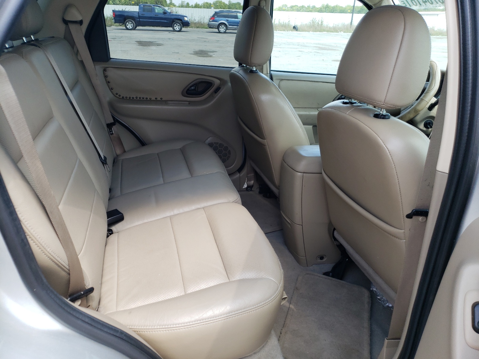 Photo 6 from auction – 2005 FORD ESCAPE LIM with VIN 1FMYU04105KA36689
