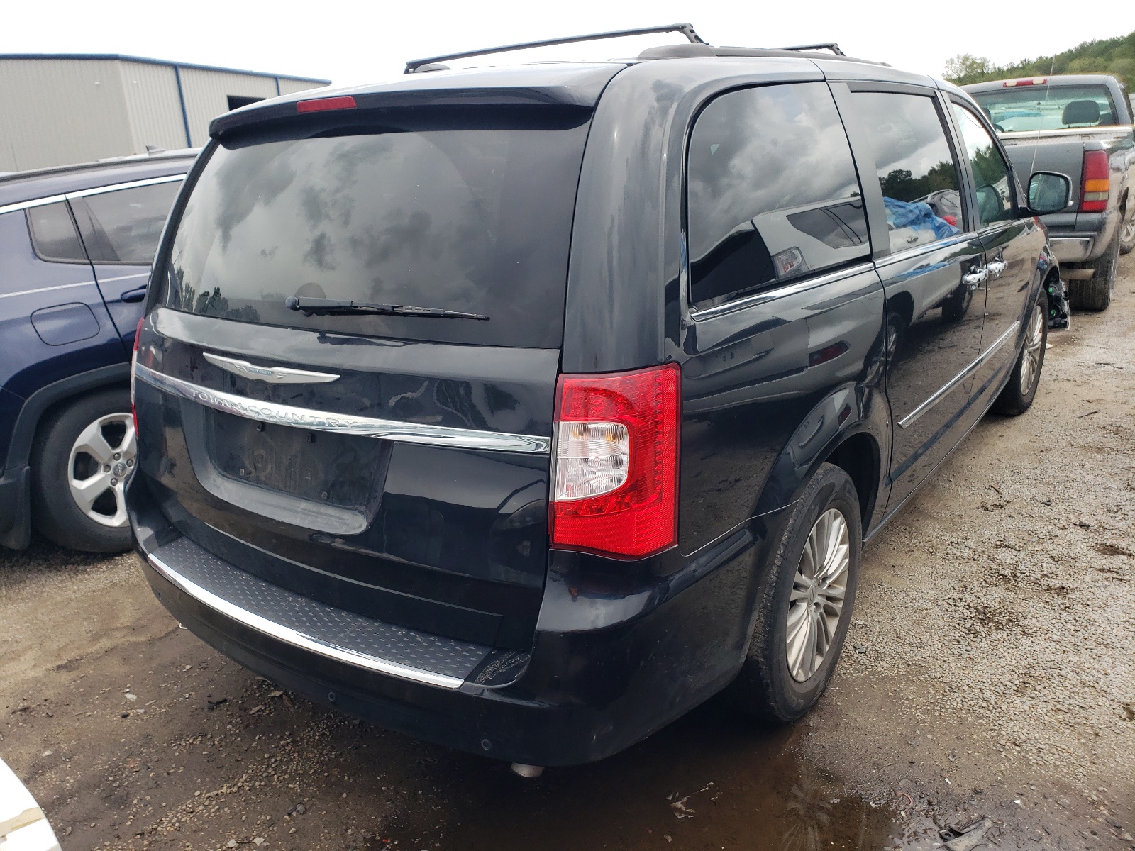 Photo 4 from auction – 2015 CHRYSLER TOWN & COU with VIN 2C4RC1CG0FR677688