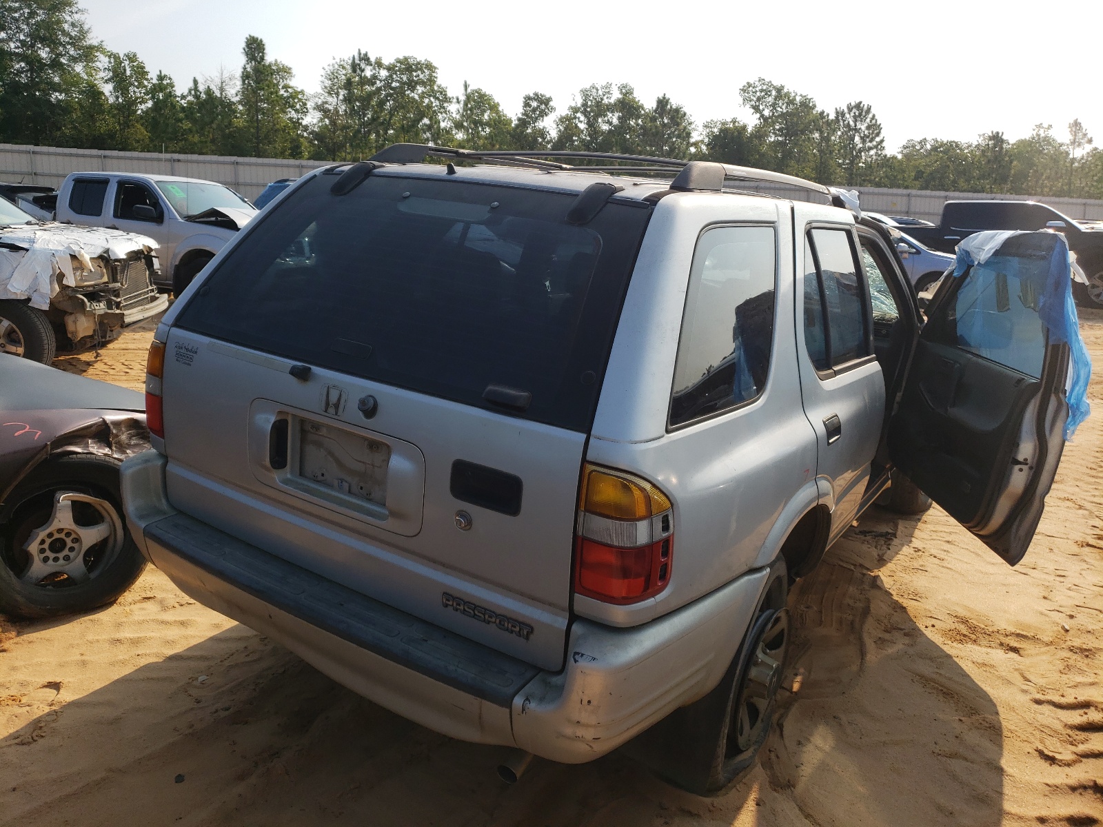 Photo 4 from auction – 1999 HONDA PASSPORT E with VIN 4S6CK58W0X4408517