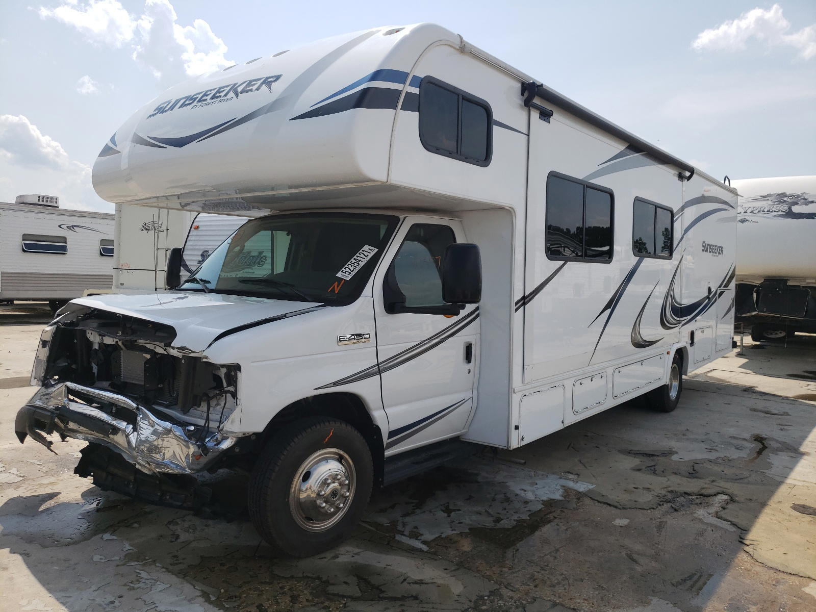 Photo 2 from auction – 2019 WILDWOOD GEORGETOWN with VIN 1FDXE4FS4JDC28444
