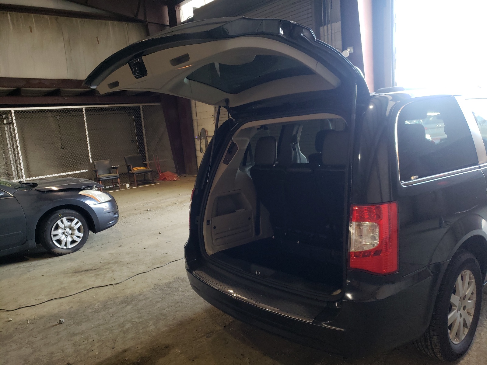 Photo 9 from auction – 2013 CHRYSLER TOWN & COU with VIN 2C4RC1BG3DR559441