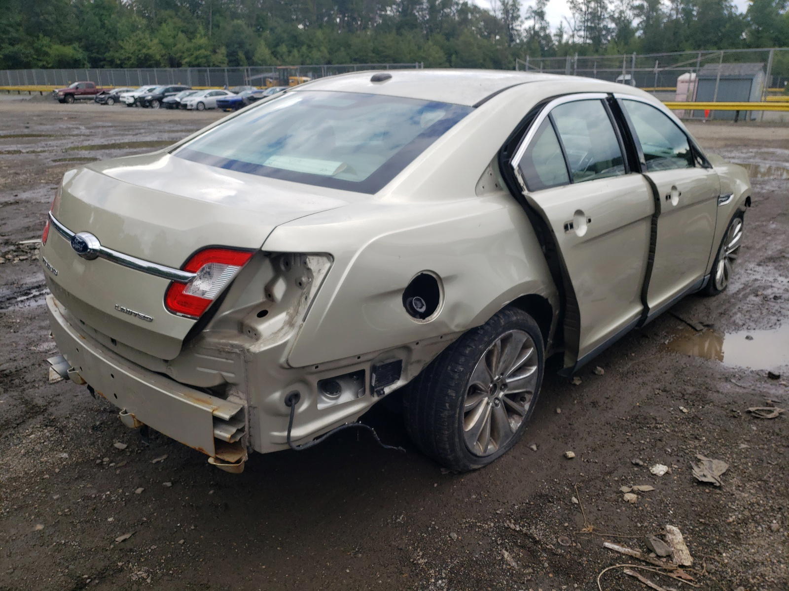 Photo 4 from auction – 2011 FORD TAURUS LIM with VIN 1FAHP2FW7BG131044
