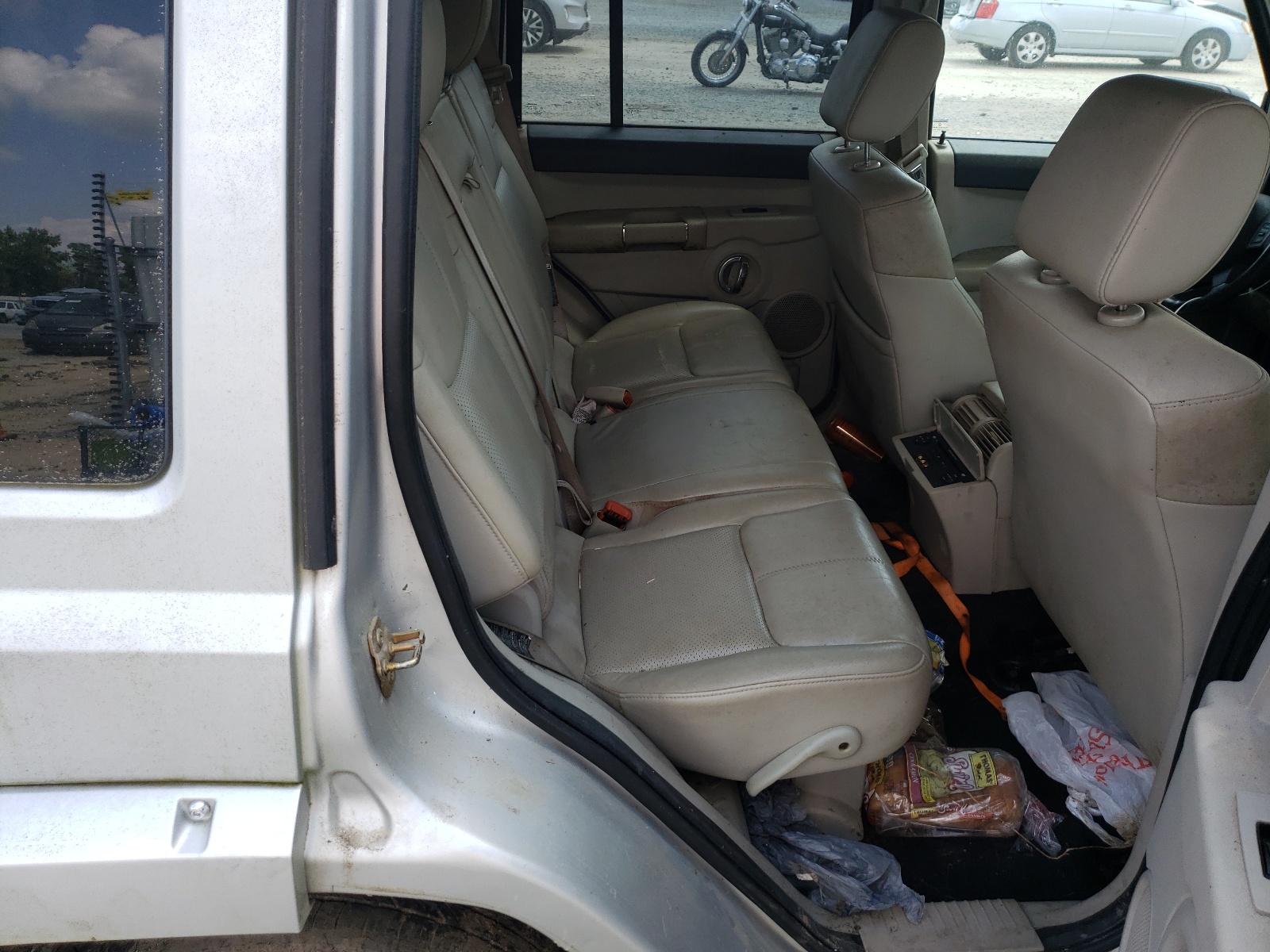 Photo 6 from auction – 2006 JEEP COMMANDER with VIN 1J8HG58236C275797