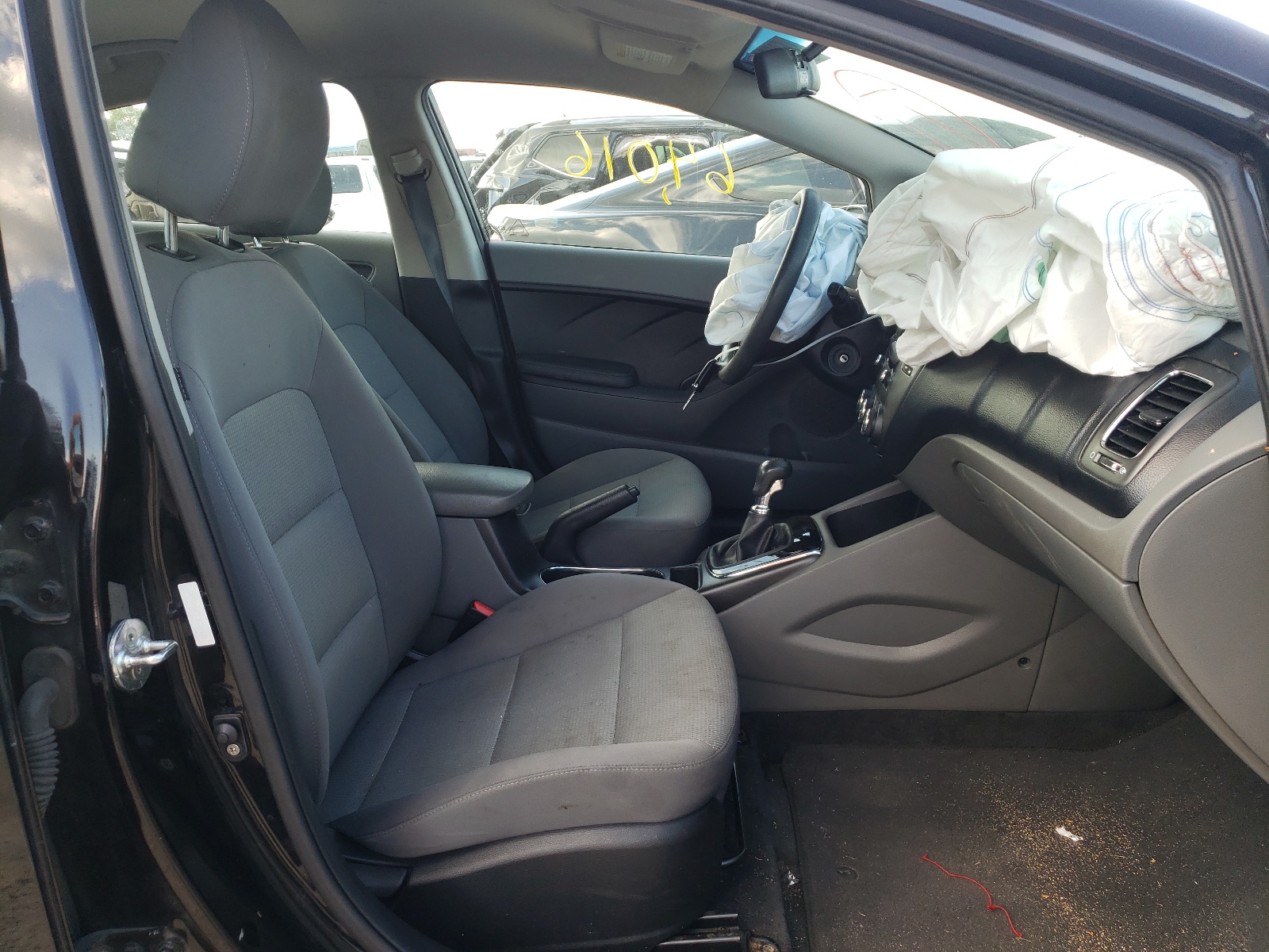 Photo 5 from auction – 2018 KIA FORTE LX with VIN 3KPFK4A75JE254495