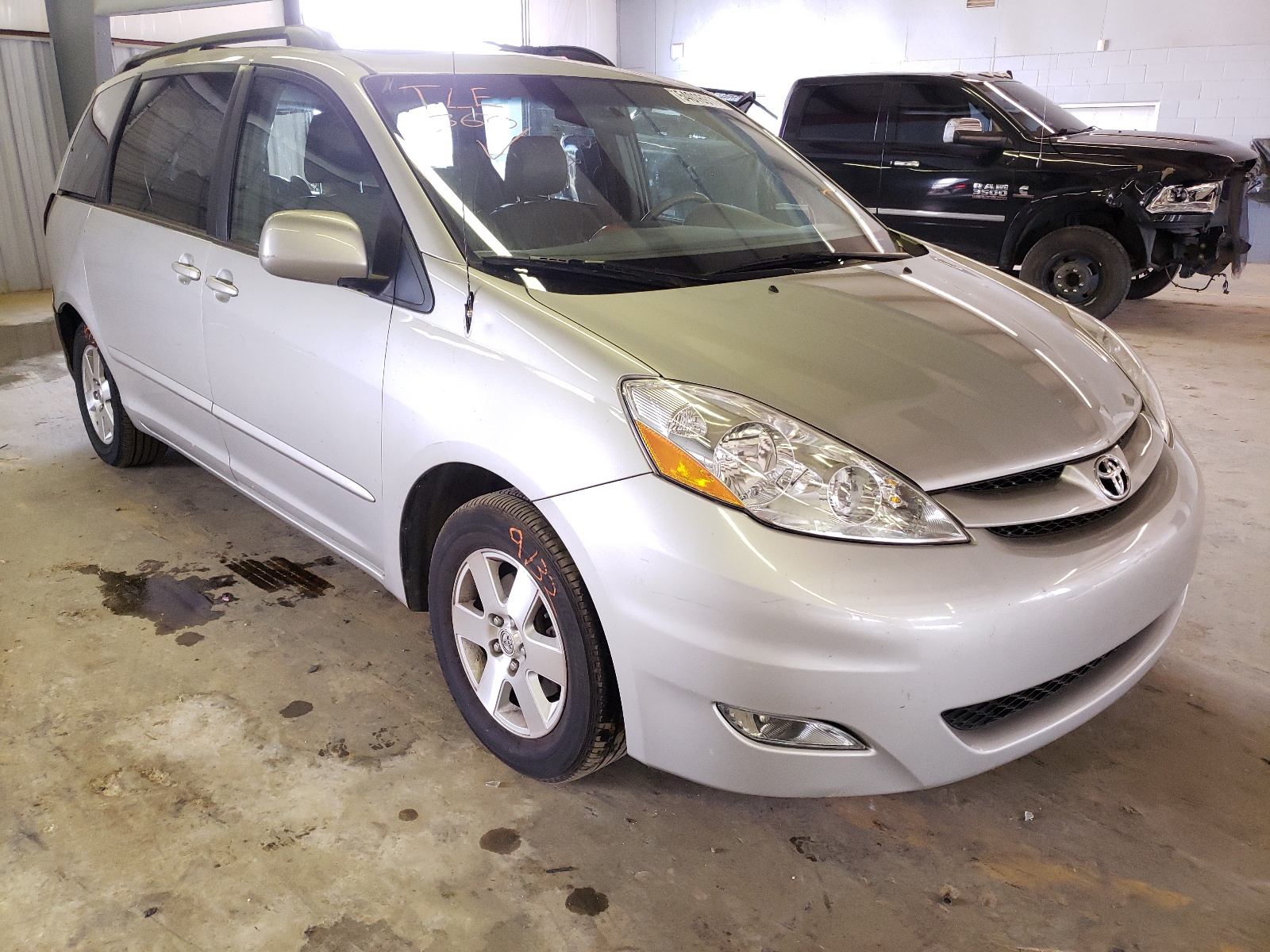 TOYOTA SIENNA XLE 2010 with VIN 5TDYK4CC7AS313166 - Photo from auction