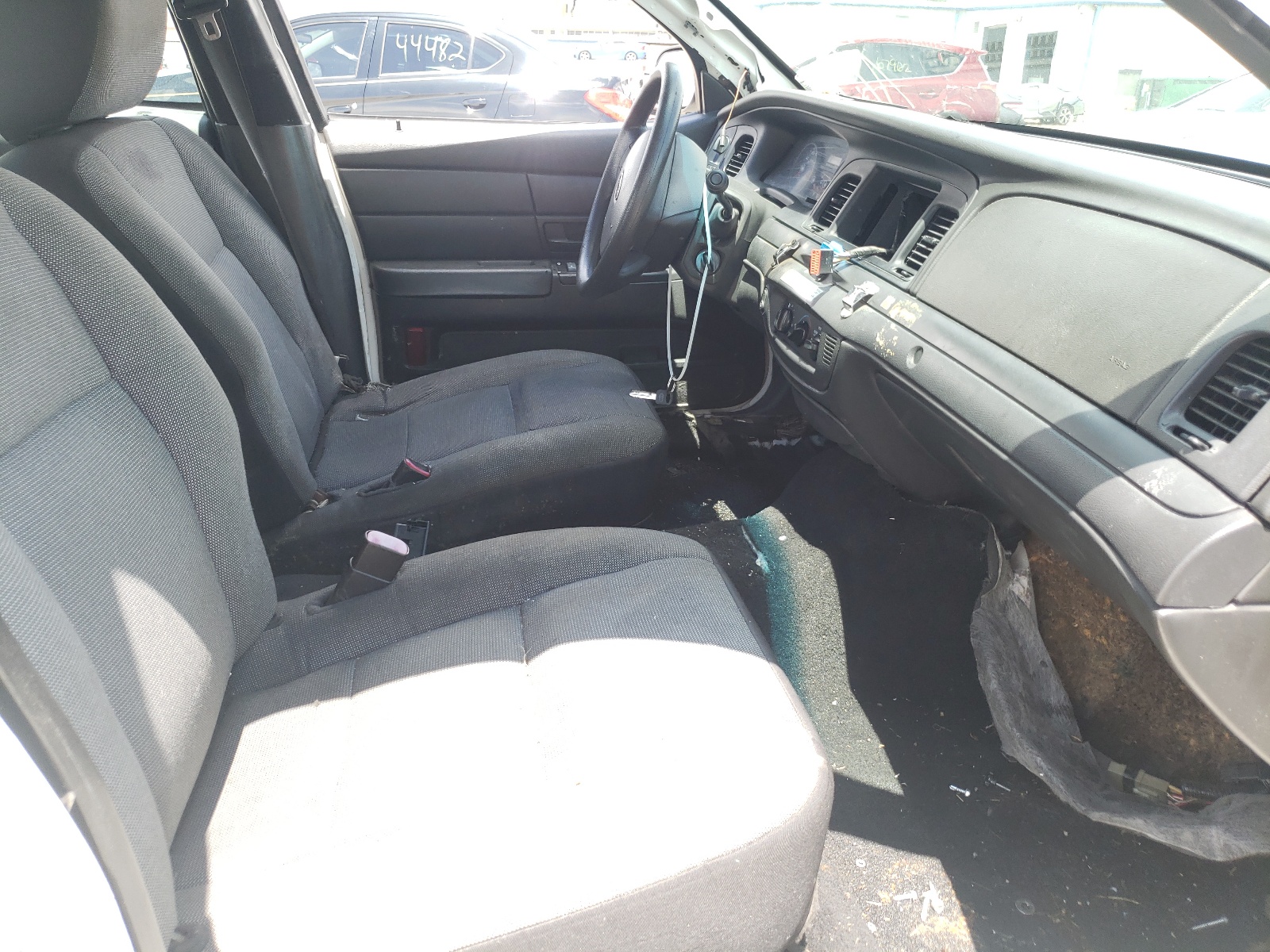 Photo 5 from auction – 2011 FORD CROWN VICT with VIN 2FABP7BV0BX123636