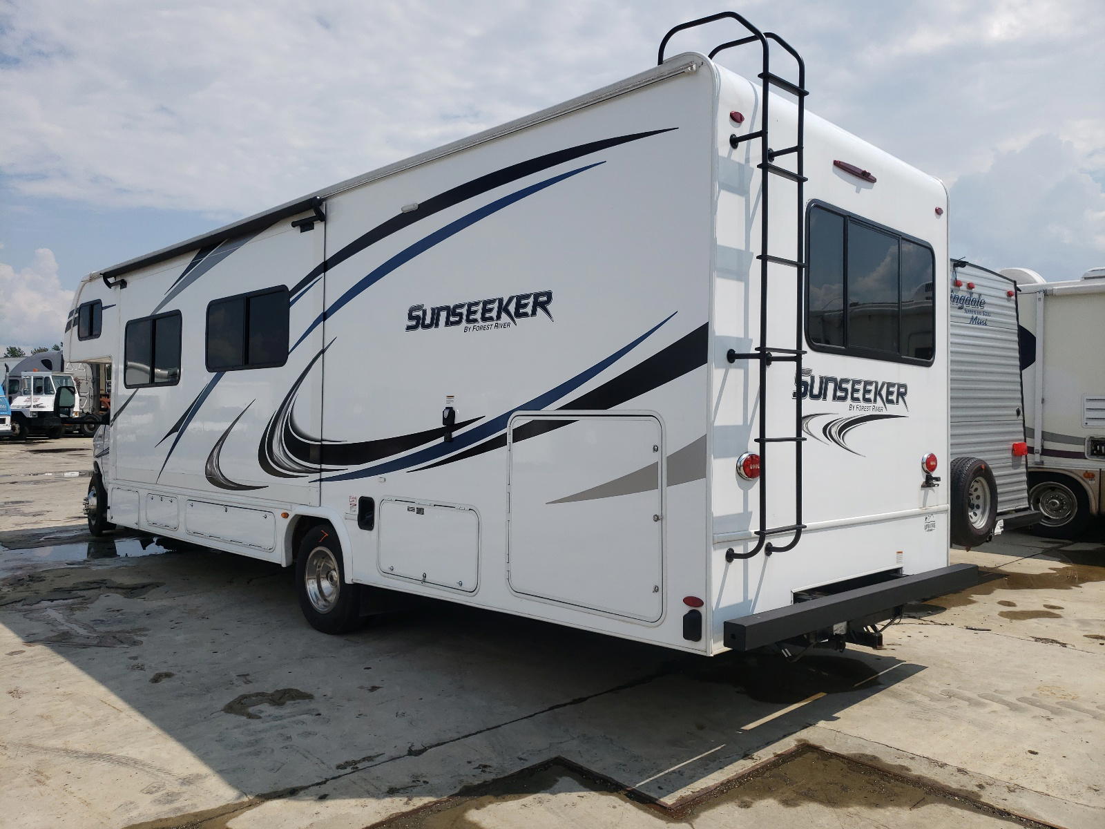 Photo 3 from auction – 2019 WILDWOOD GEORGETOWN with VIN 1FDXE4FS4JDC28444
