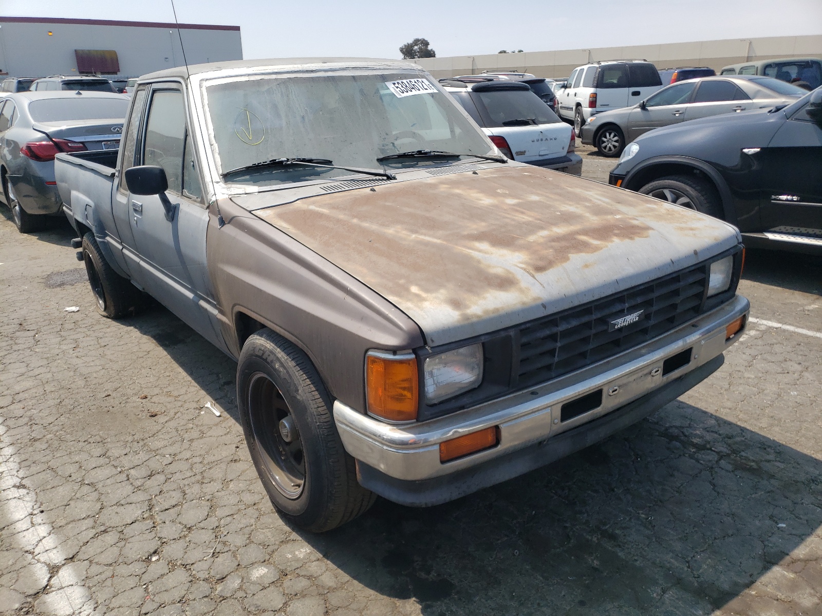 TOYOTA PICKUP XTR 1984 with VIN JT4RN56S4E0047957 - Photo from auction